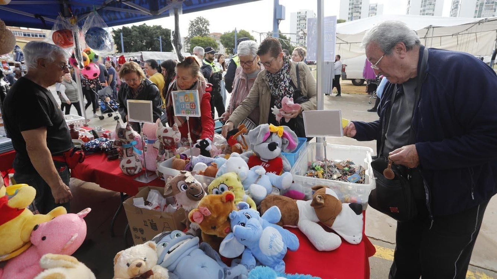 Las fotos de Reyes Magos 98, durante el mercadillo solidario para la recogida de juguetes