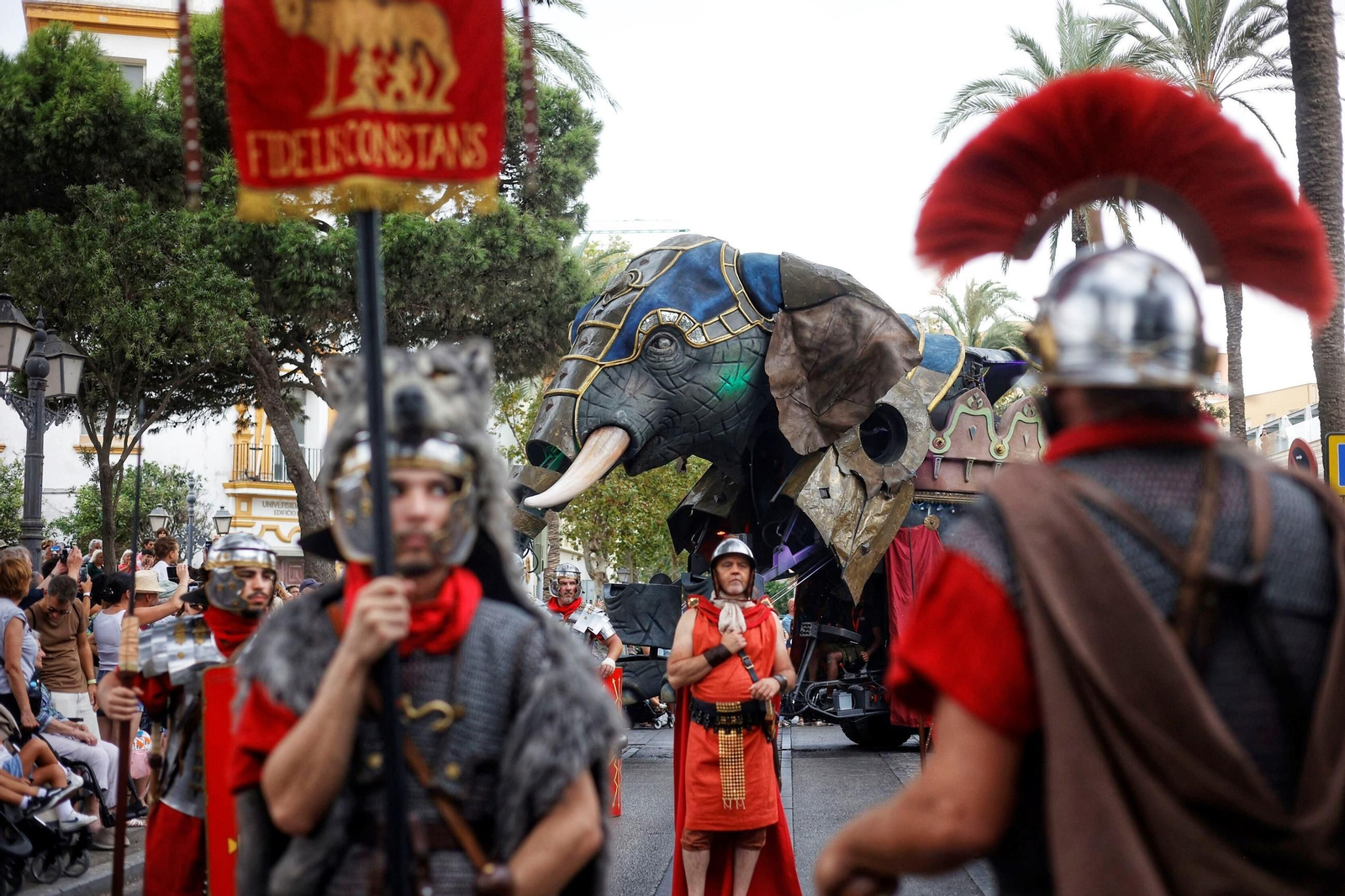 Las imágenes de Gades Romana 2025: la comitiva y el espectáculo inaugural en Cádiz