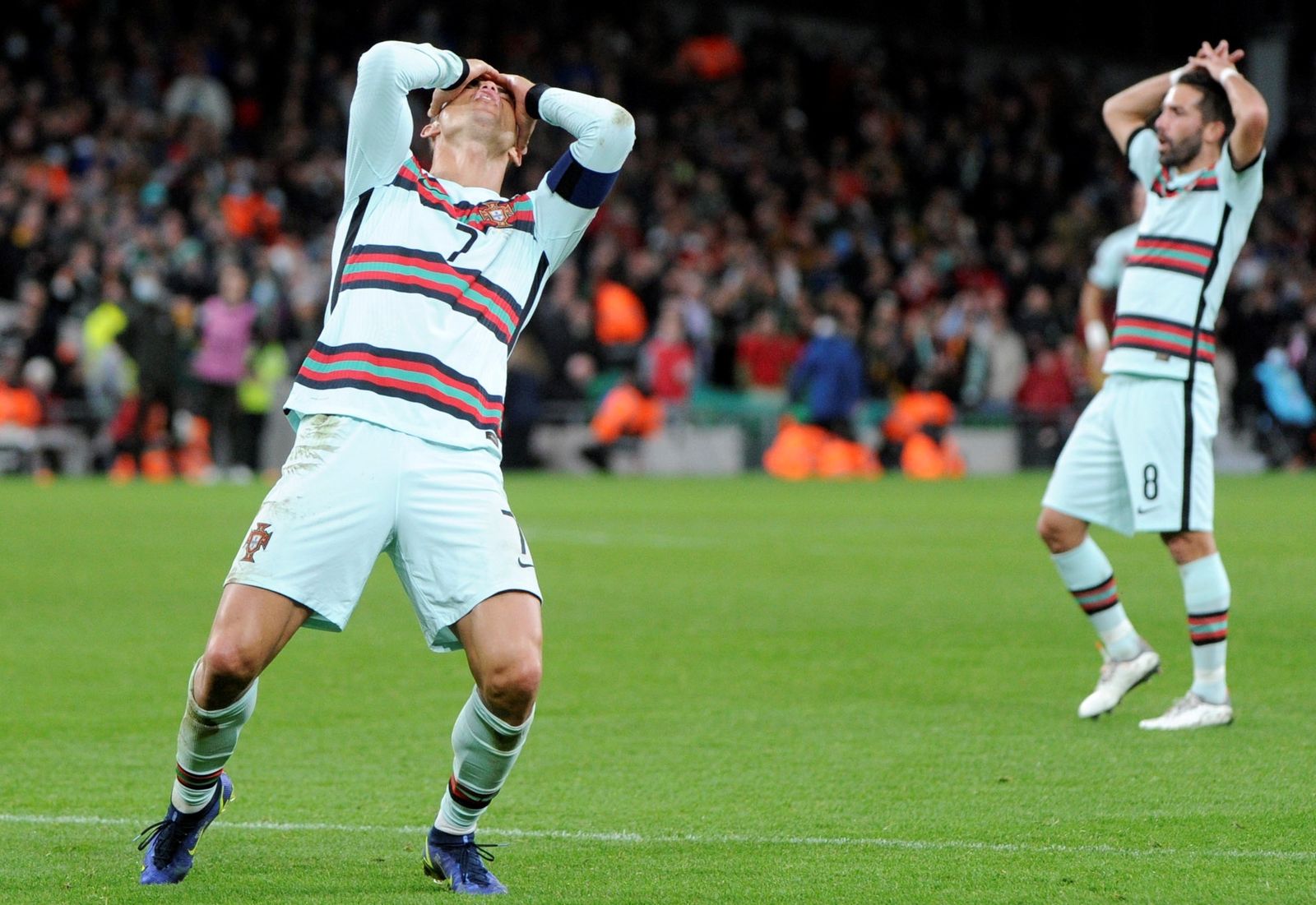 Cristiano Ronaldo se lamenta por una ocasión fallada en el duelo disputado en Dublín frente a Irlanda.