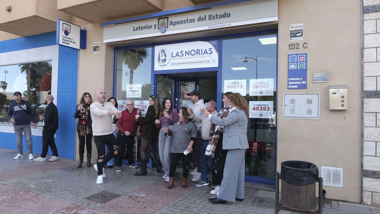 La lluvia de millones de la Lotería de Navidad llega a Roquetas, Las Norias, Las Cabañuelas y a Almería, en fotos