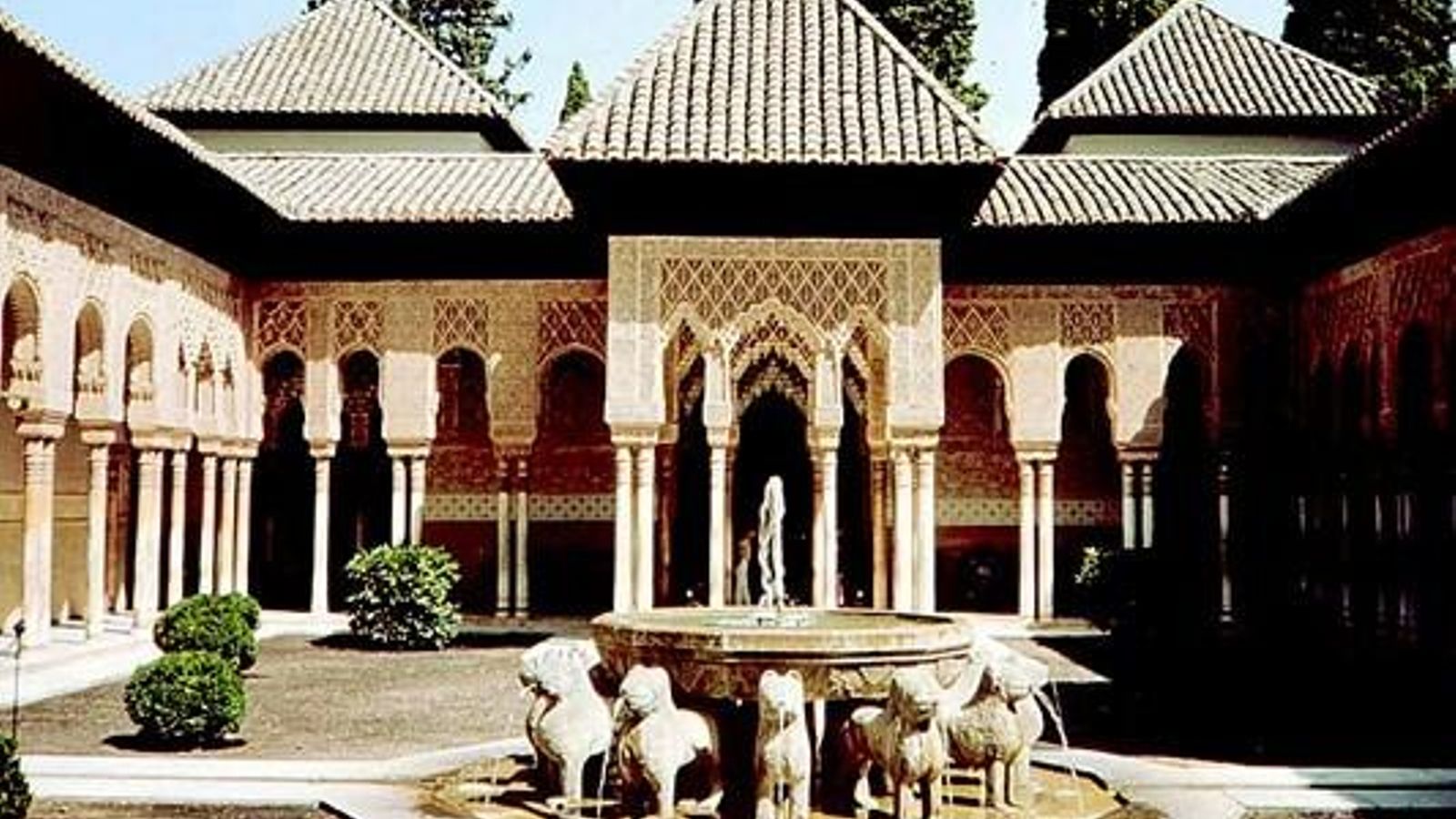 Postal del Patio de los Leones de la Alhambra en los años 80