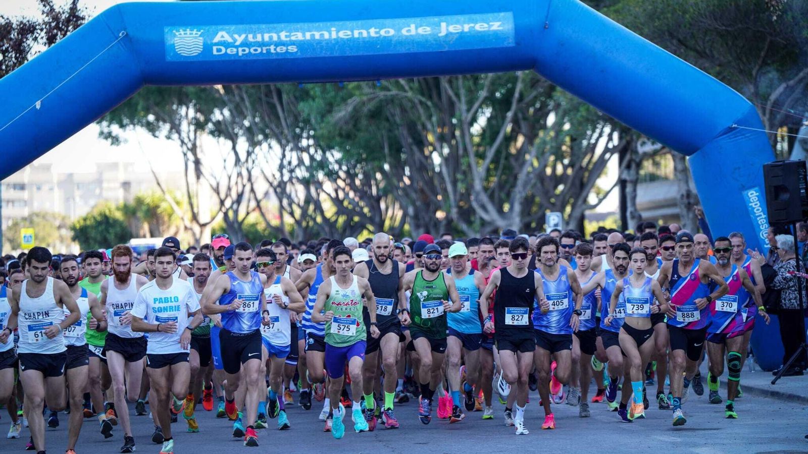 La salida de la 43 Carrera Popular de Jerez ha sido en la avenida Chema Rodríguez.