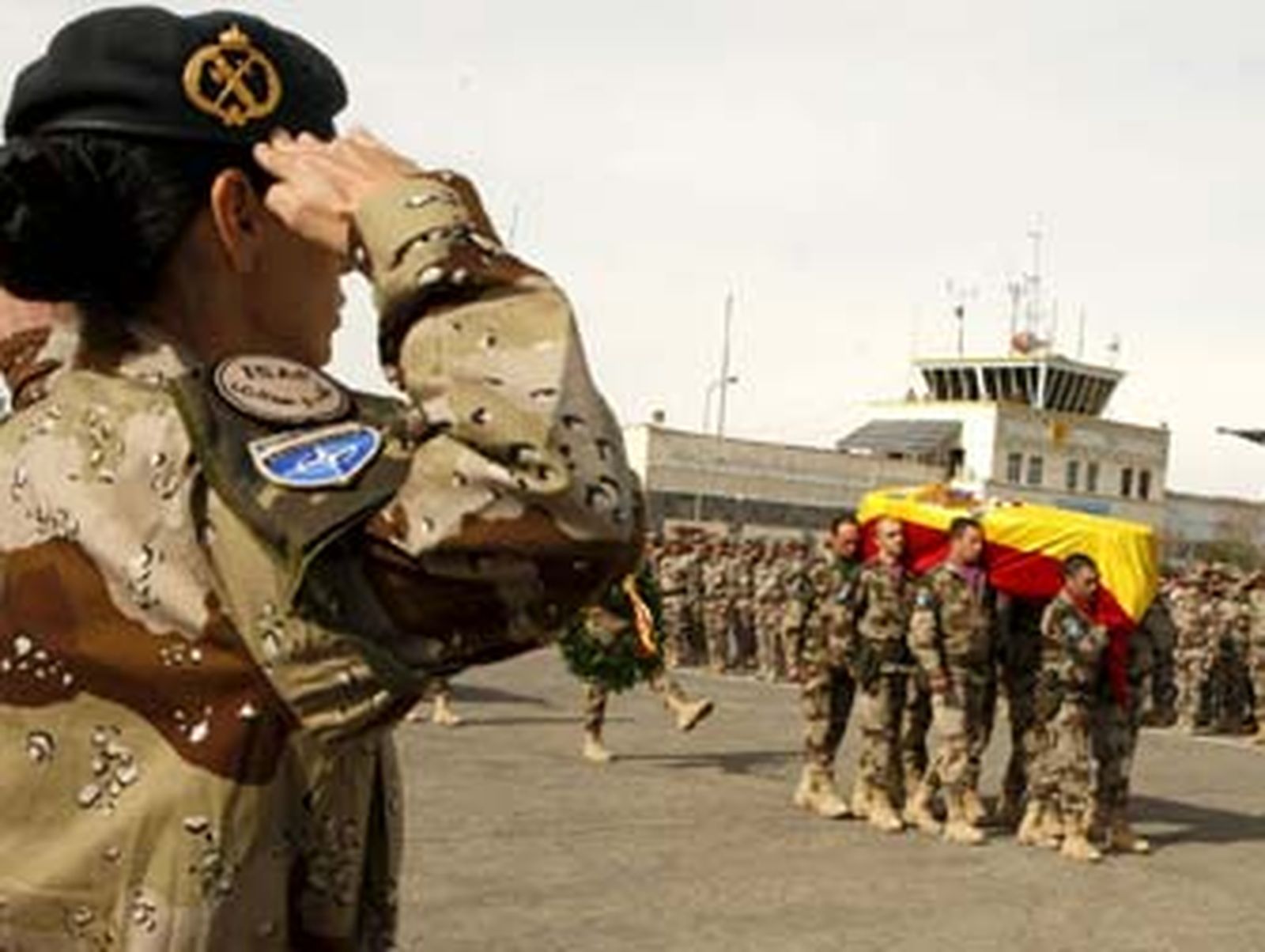Chacón homenajea a los soldados muertos antes de su repatriación