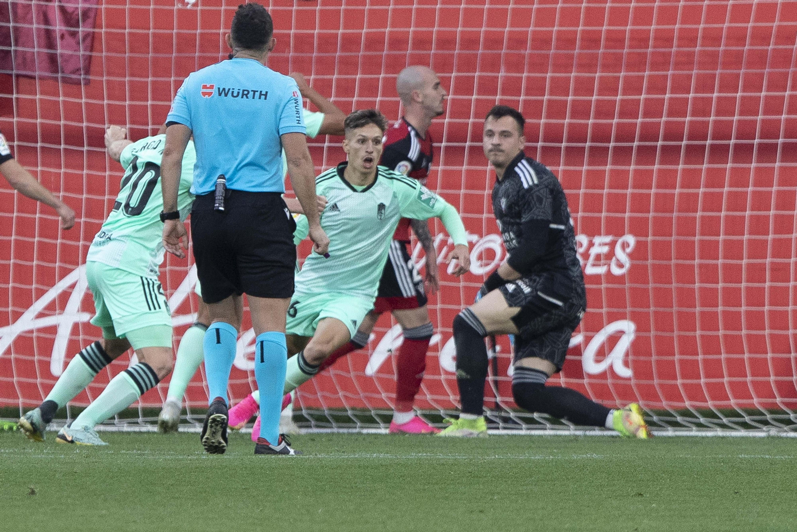 Bryan celebra su golazo en Anduva.