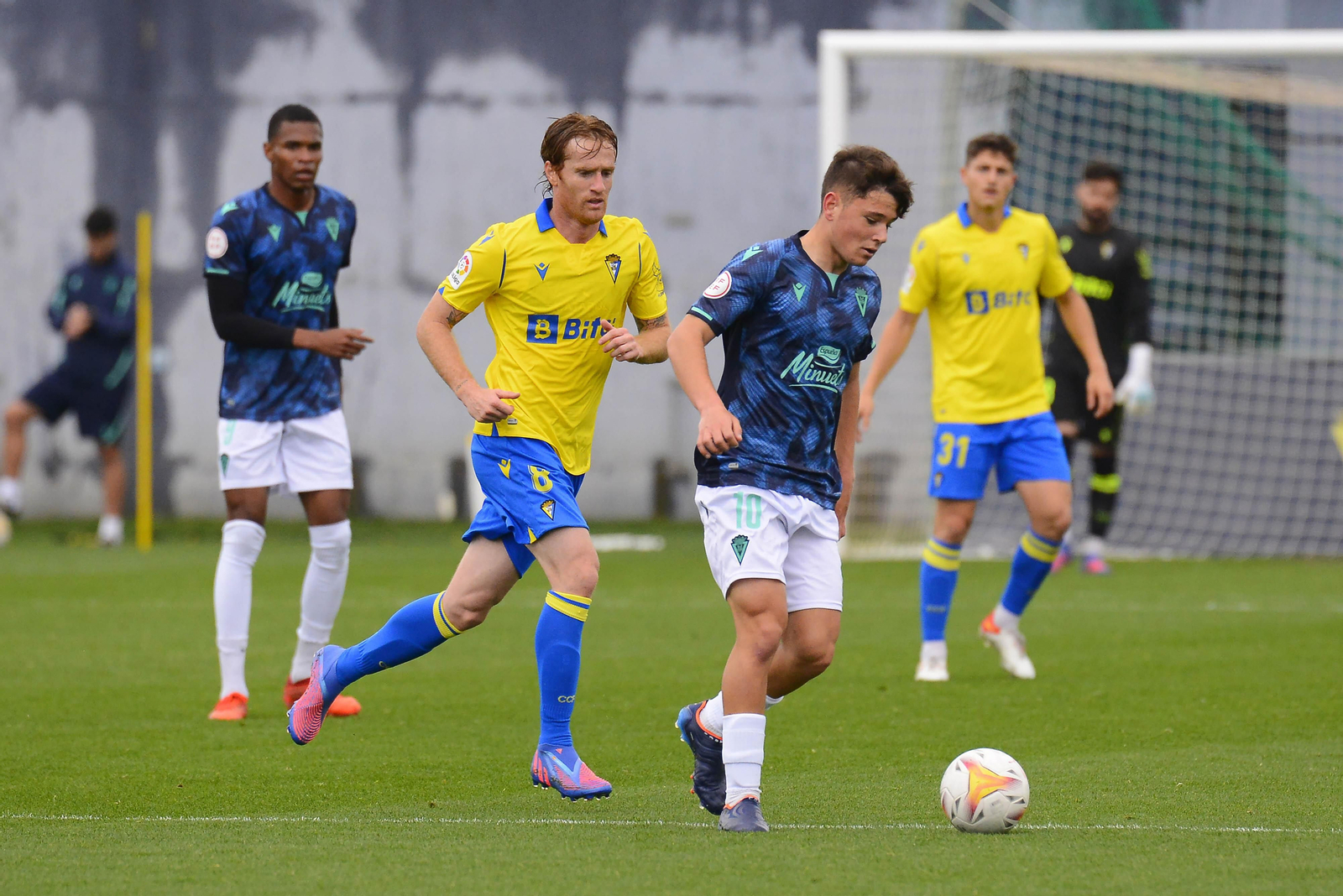 Bastida protege el esférico en presencia de Álex, en el amistoso del filial contra el primer equipo.