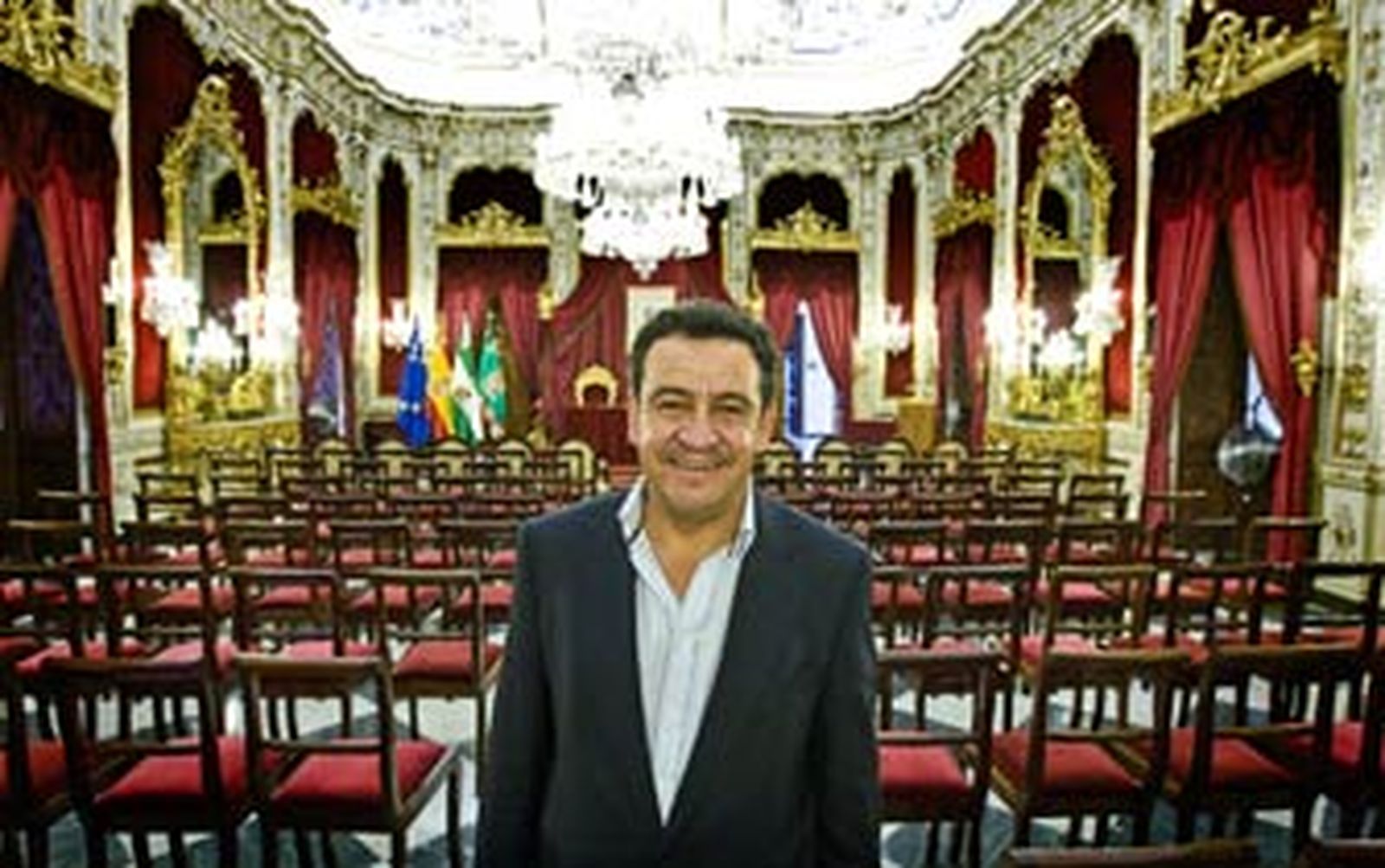 "Me siento capaz de compaginar la Diputación y la Alcaldía de La Isla"