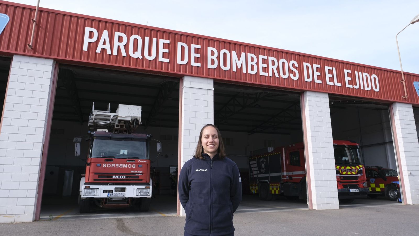 sabel Martínez Ortiz, la primera bombera en el Consorcio del Poniente, en el Parque de Bomberos de El Ejido.