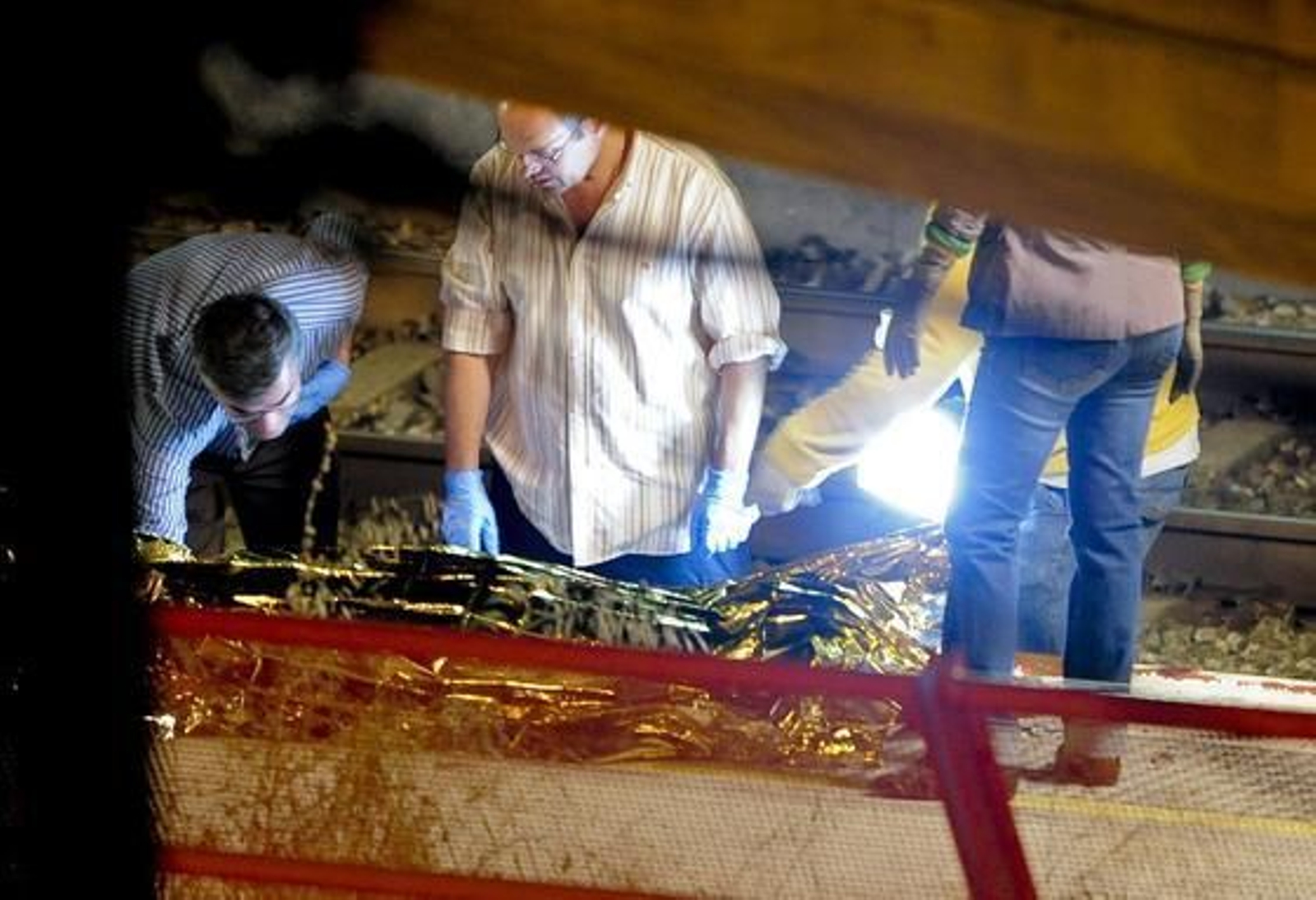Al menos 12 personas, en su mayoría jóvenes, han muerto tras ser arrolladas por un tren en la estación de Castelldefels. 

Foto: Marta Pérez, (EFE)