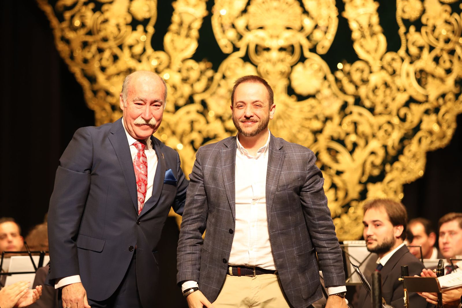 Presentan manto de la Virgen del Amor.