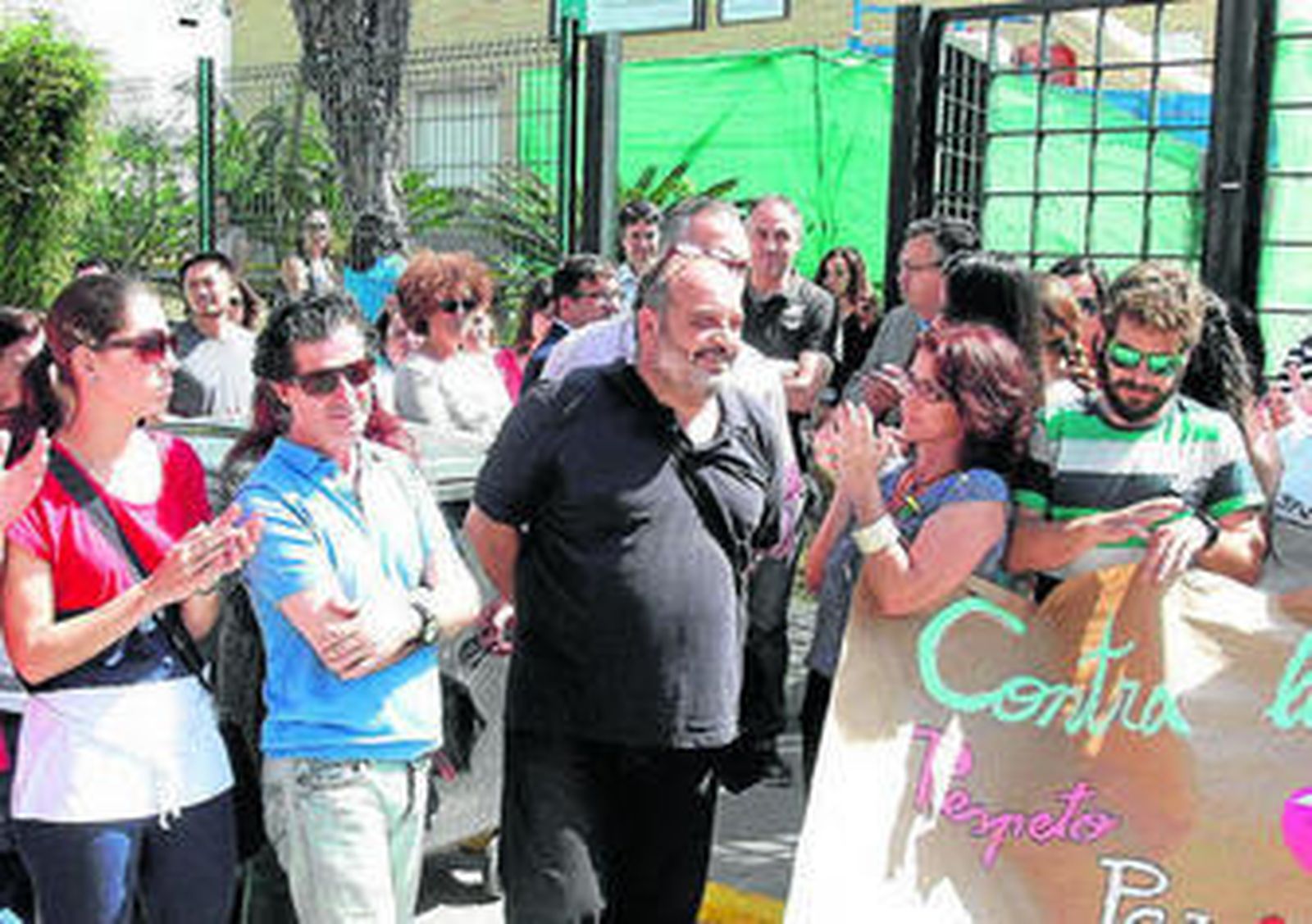 Domínguez -en el centro-, el pasado martes en la concentración a las puertas del IES Cadalso.