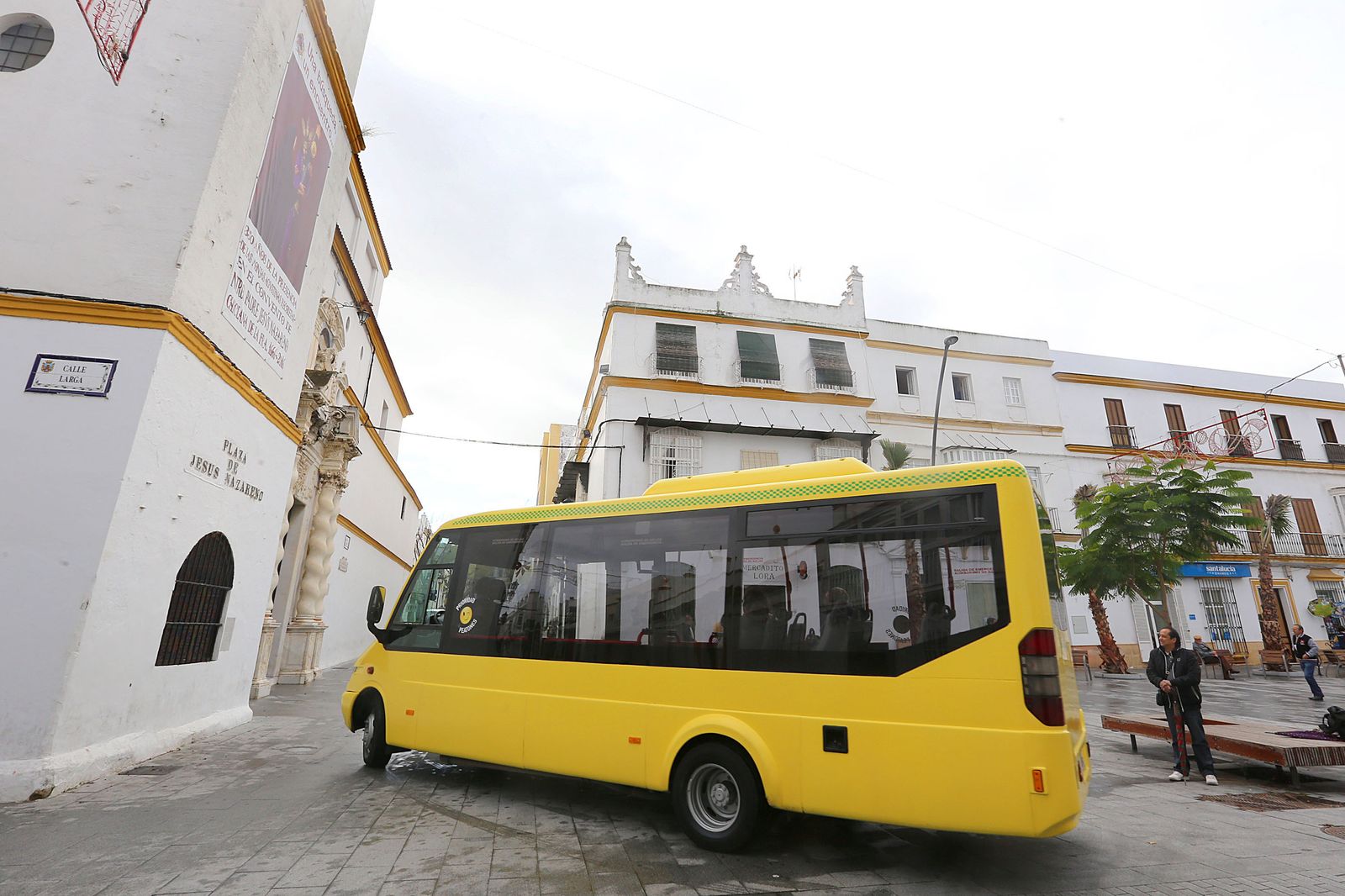 Un microbús de la empresa Belizón y Rodríguez a su paso frente a la Iglesia de Jesús Nazareno.