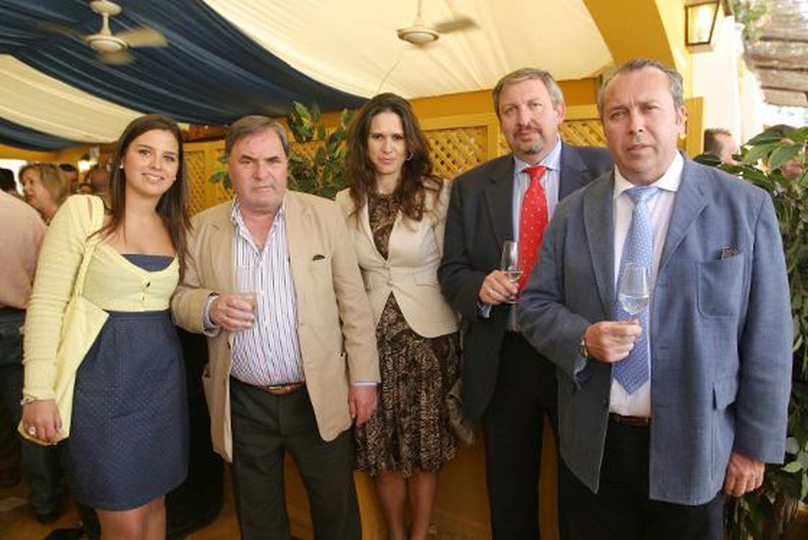 Marisa López, comercial y Benjamín Sánchez, director comercial junto a Joaquín Marín, propietario del hotel La Cueva Park; Domingo del Castillo, gerente; y Susana Marín, directora del hotel.

Foto: Vanesa Lobo