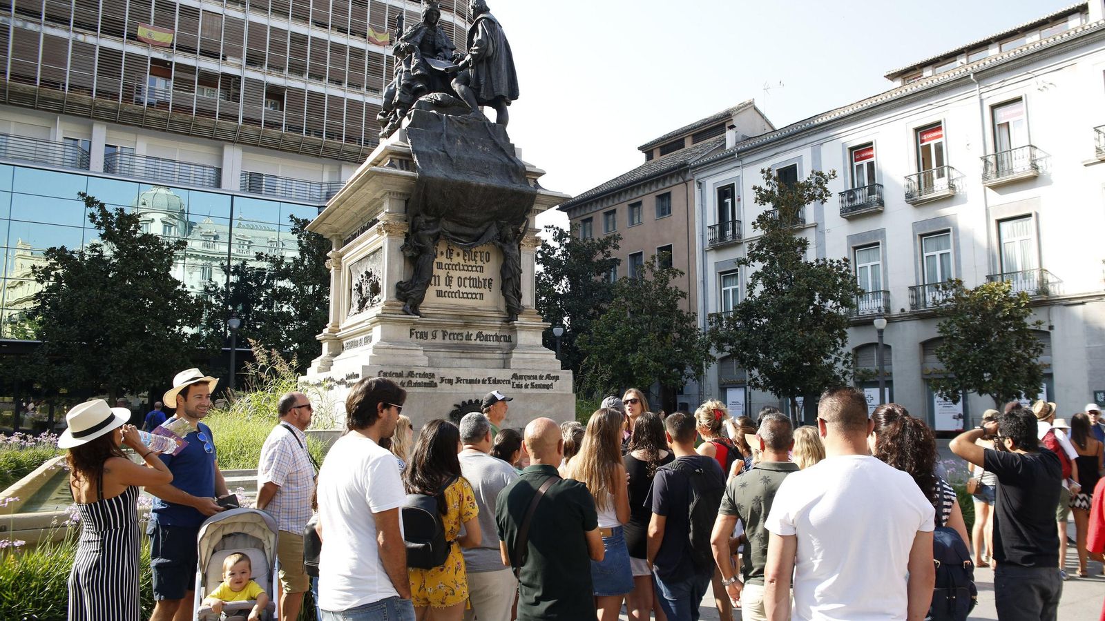 Un grupo de turistas junto al monumento a Isabel La Católica de Granada