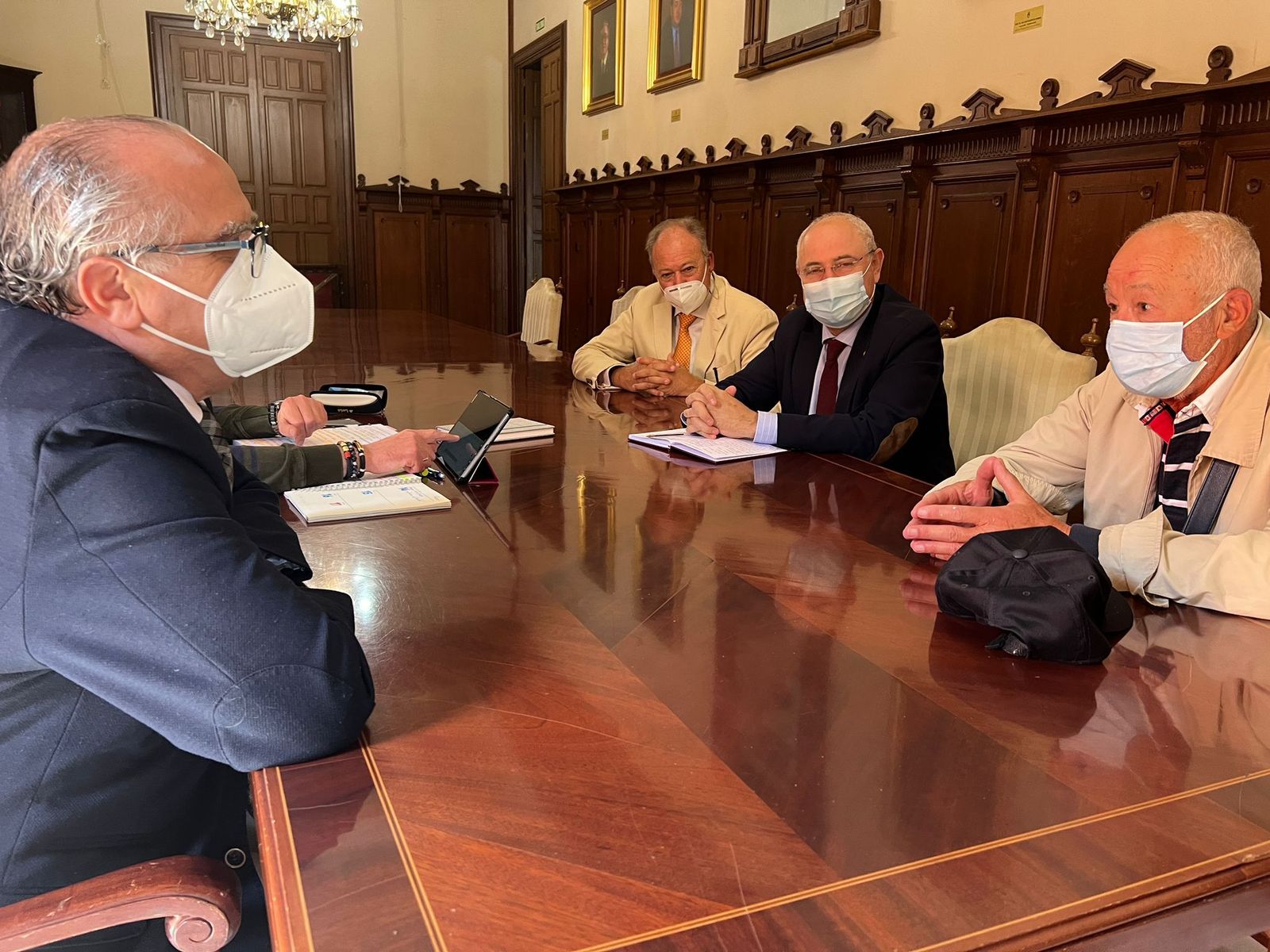 El concejal de Cultura y Fiestas, reunido en el Ayuntamiento de Sanlúcar con representantes de asociaciones que participarán en el Congreso Nacional de Prácticos.