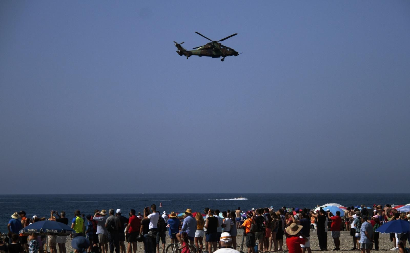 Imágenes del Festival Aéreo de Motril visto desde la playa