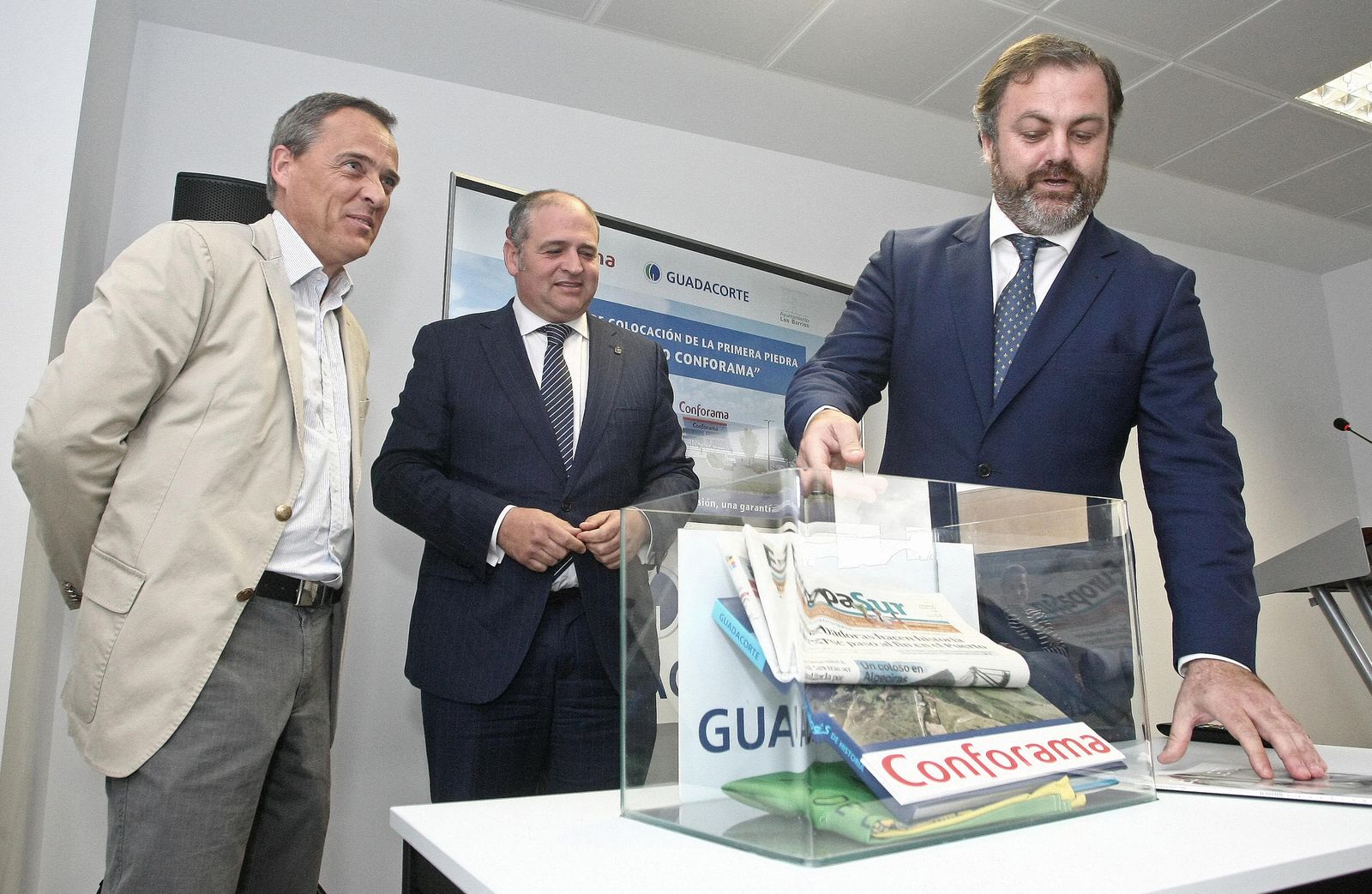 Jorge Romero, flanqueado ayer por Julio Iglesias y Juan Pedro Toro.