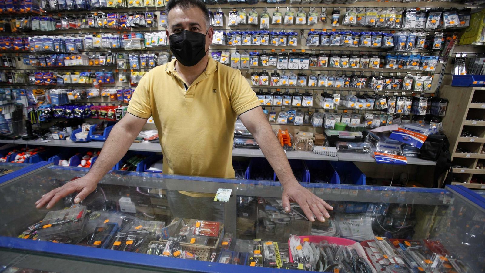 La vida de Jesús Manuel transcurre entre artículos de pesca deportiva