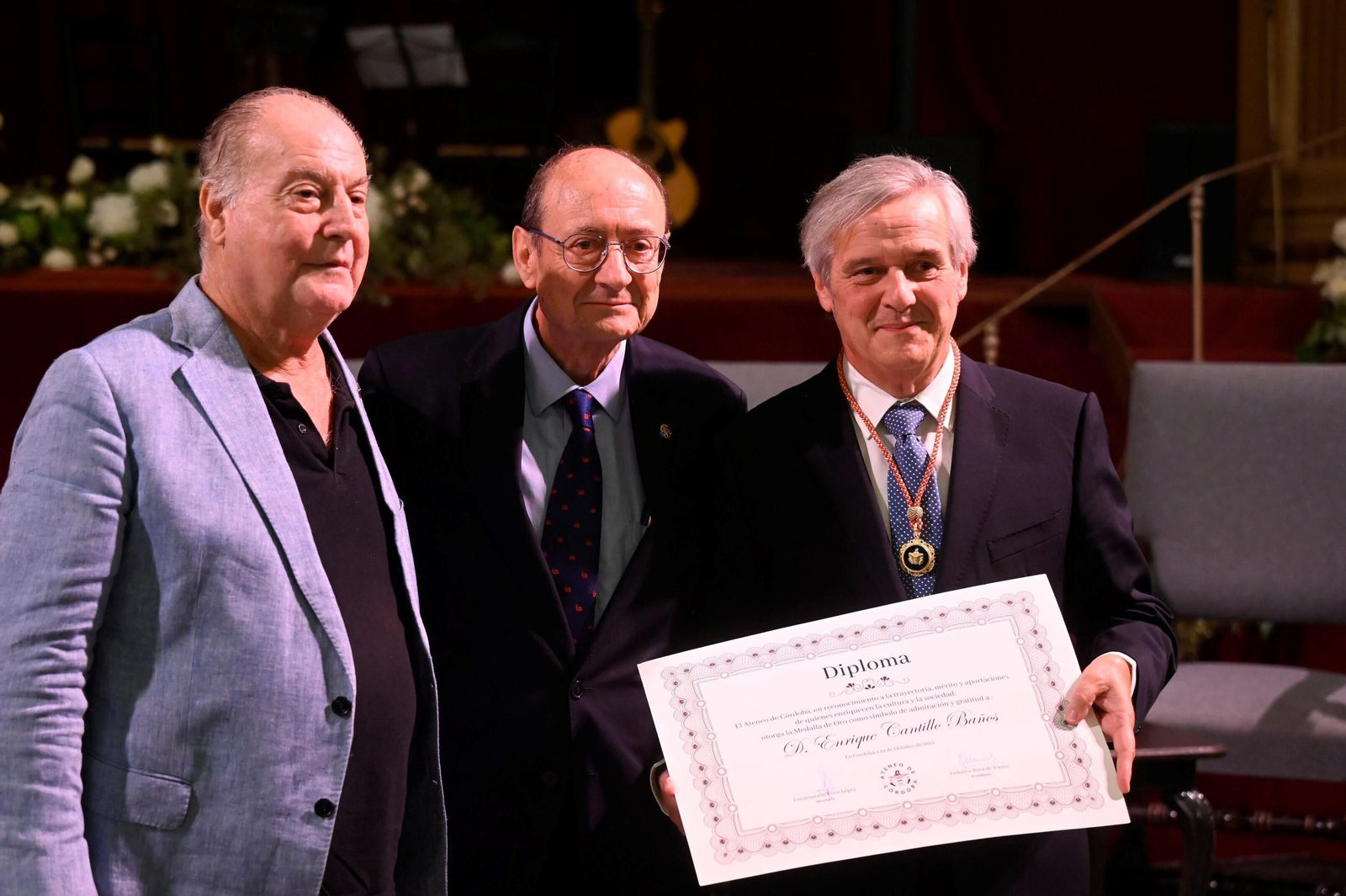 El Ateneo de Córdoba entrega su medalla de oro al doctor Enrique Cantillo, en imágenes