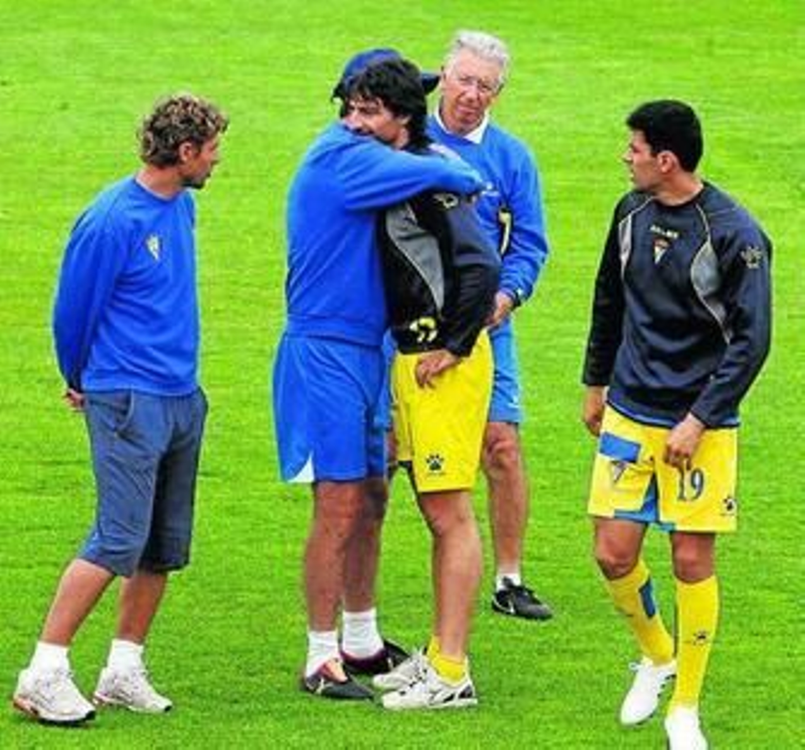 Espárrago observa el estado de la espalda de Toedtli.