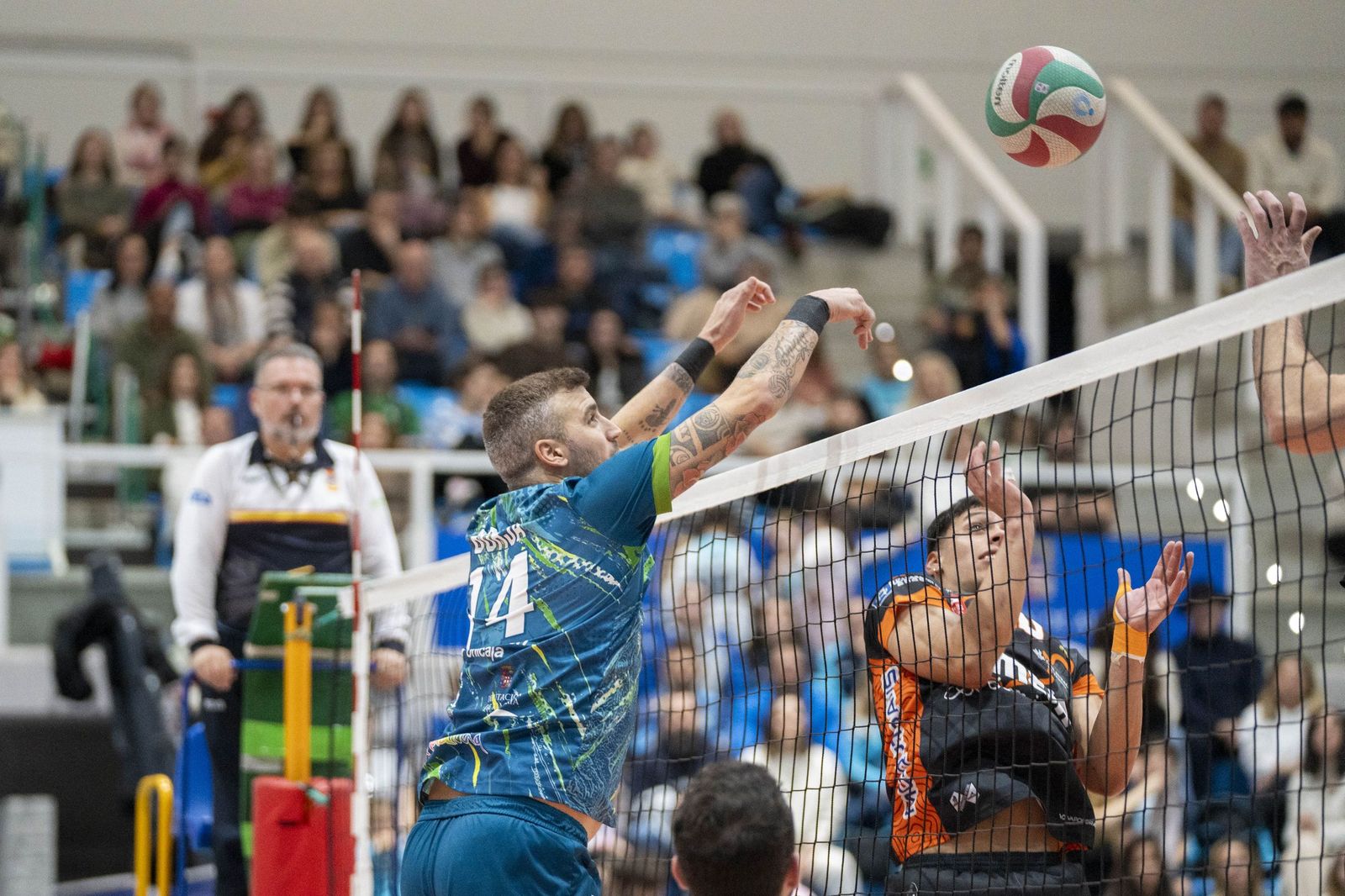Las imágenes del partido entre Unicaja Costa de Almería y Pamesa Teruel de Superliga de voleibol