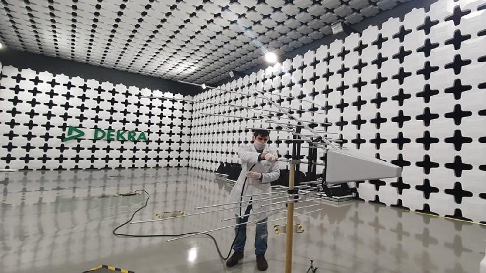 Un ingeniero en Dekra.