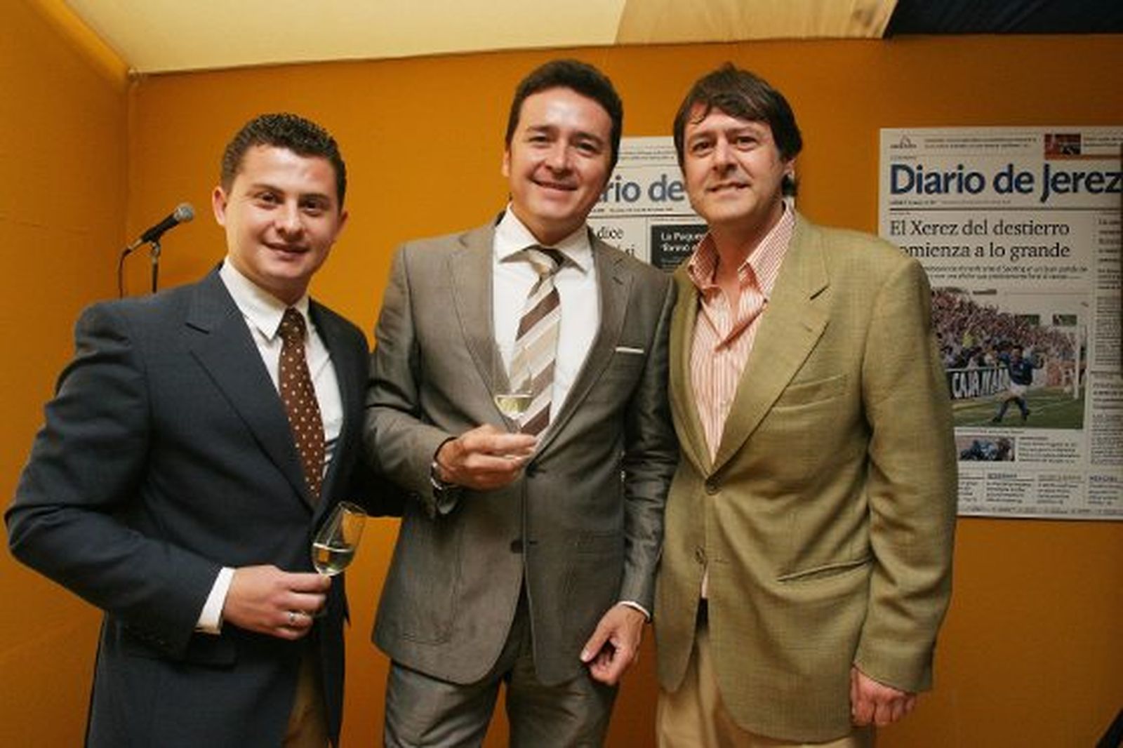 Andrés Romero, de Diseño e Interiorismo, junto a Jesús Rubiales, director gerente de Veneciadores S.L., y Juan Luis Pérez, del departamento comercial de Diario de Jerez.

Foto: Vanesa Lobo