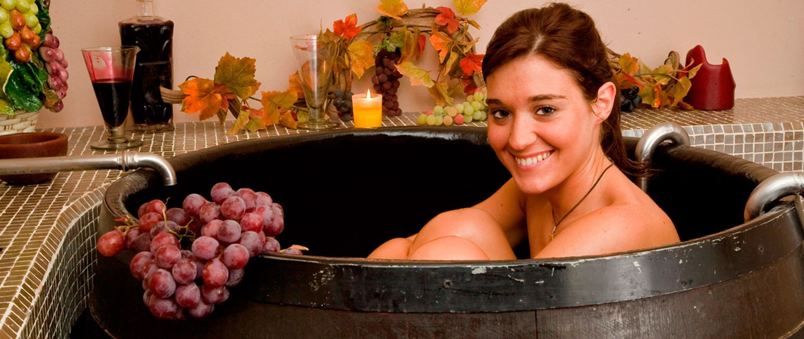 Una chica toma unn baño de vino, una de las terapias actuales más recomendables.
