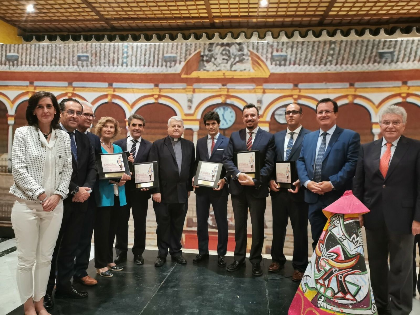 Foto de familia con premiados y organizadores del acto.