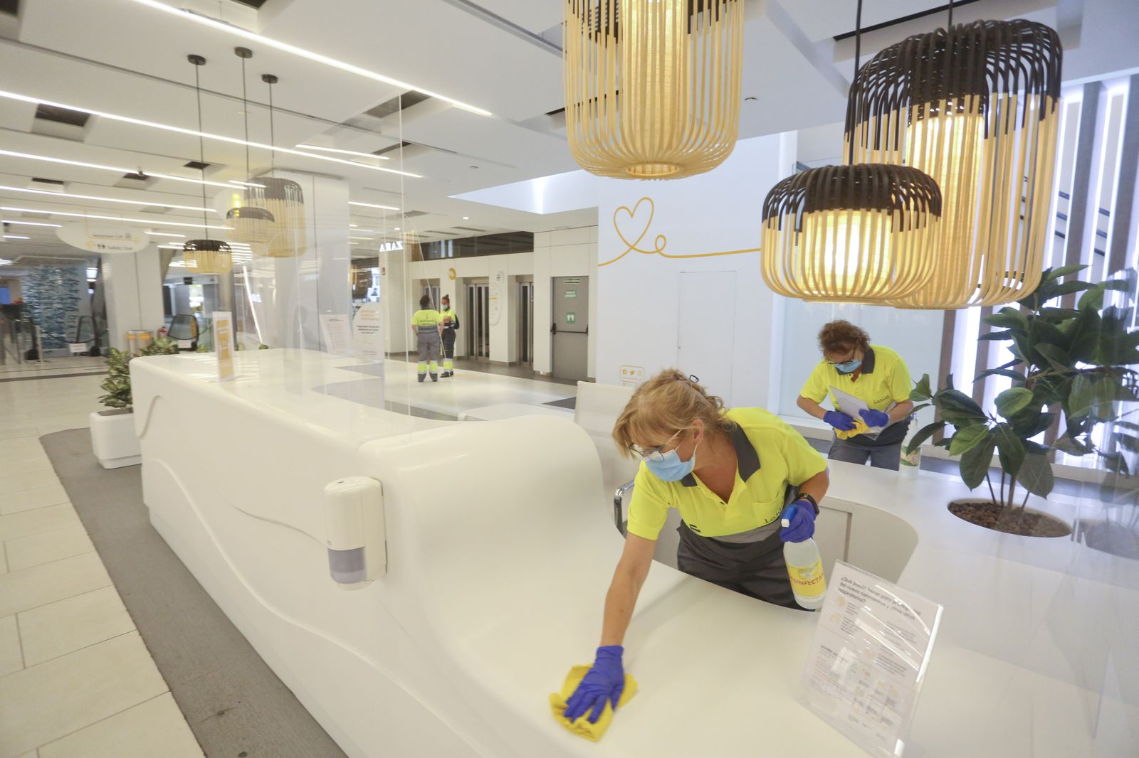 Varios trabajadores limpian este viernes el interior del centro comercial Larios en Málaga capital.