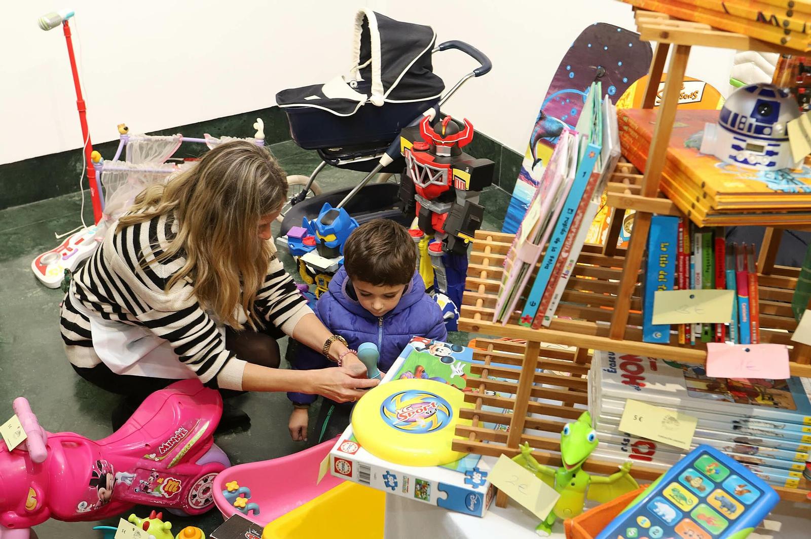 Imágenes del mercadillo navideño en Caja Rural del Sur