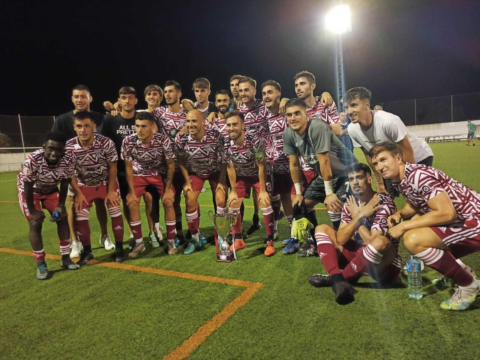 Los jugadores posan con el trofeo de campeón del Memorial Andrés Chacón.