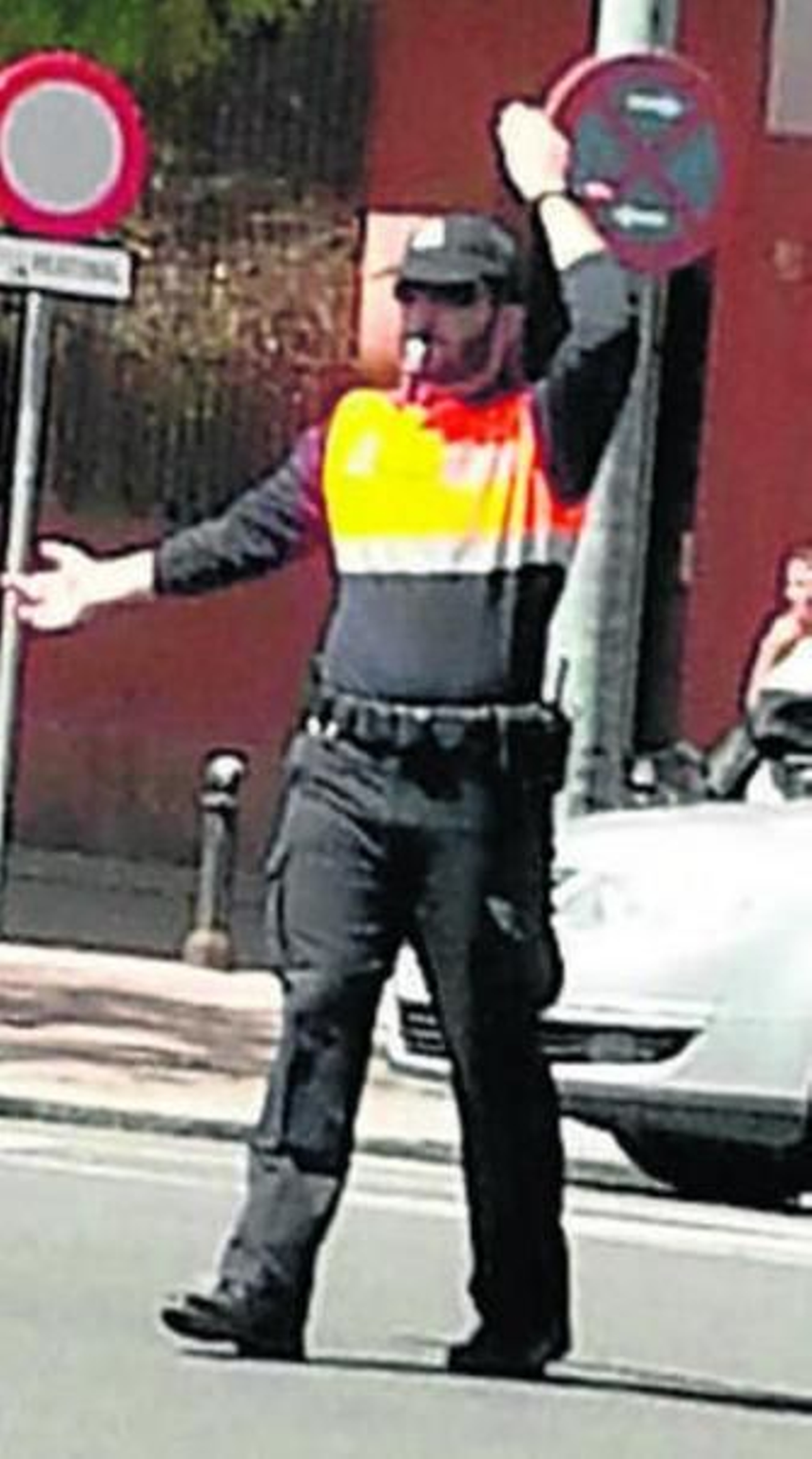 Un voluntario regulando el tráfico.