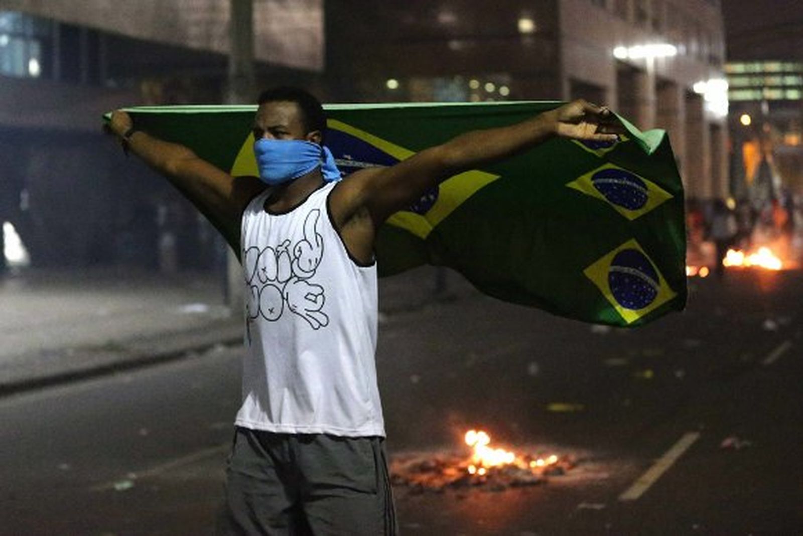 Dos muertos y decenas de heridos en las protestas de indignados en Brasil