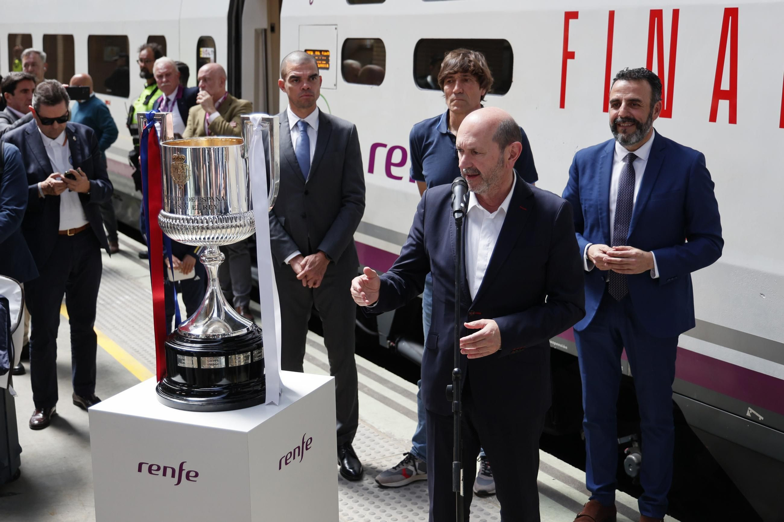 Las imágenes de la llegada de la Copa del Rey a Sevilla