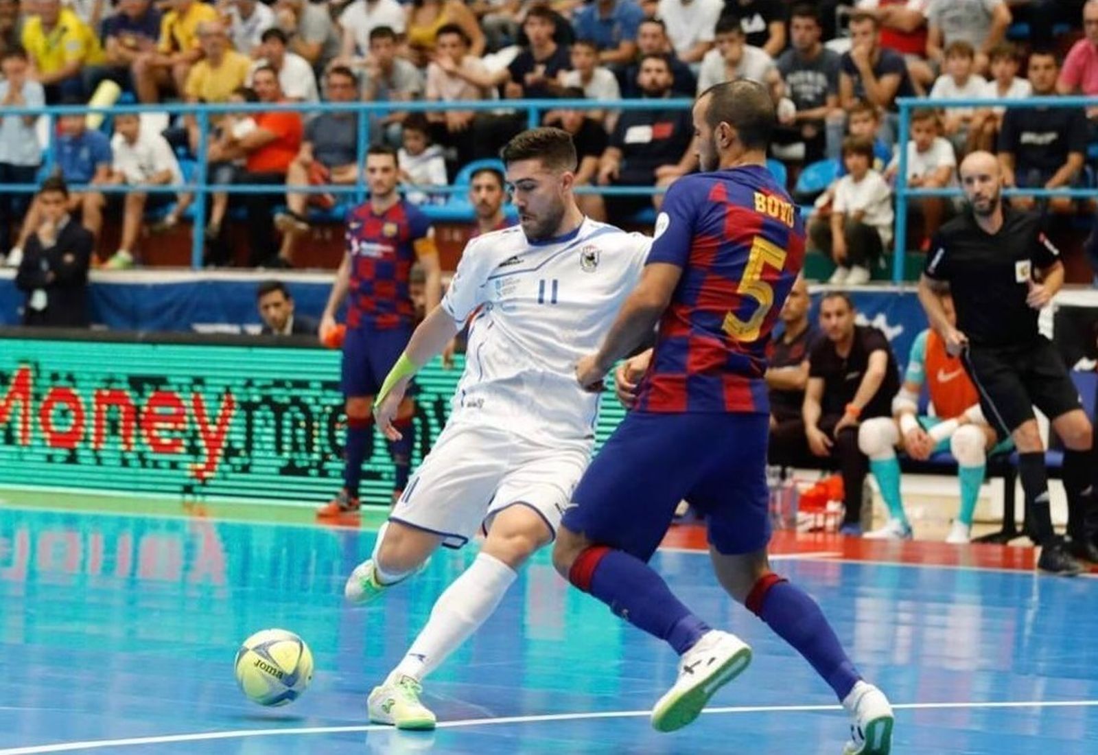 Alberto Saura dispara a portería ante la presión del cordobés del Barça Boyis.