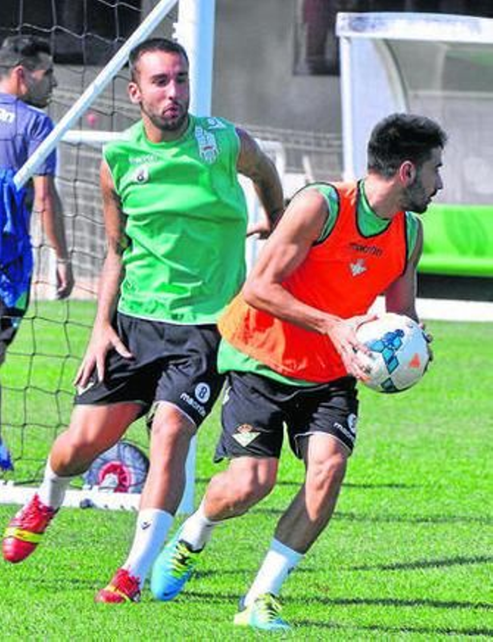 Nono persigue a Chuli en el entrenamiento.