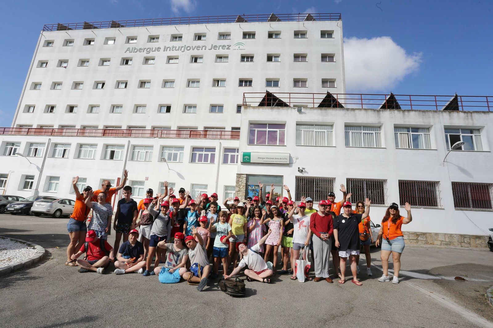 El grupo de 35 niños madrileños disfrutando de su campamento de verano en Jerez.