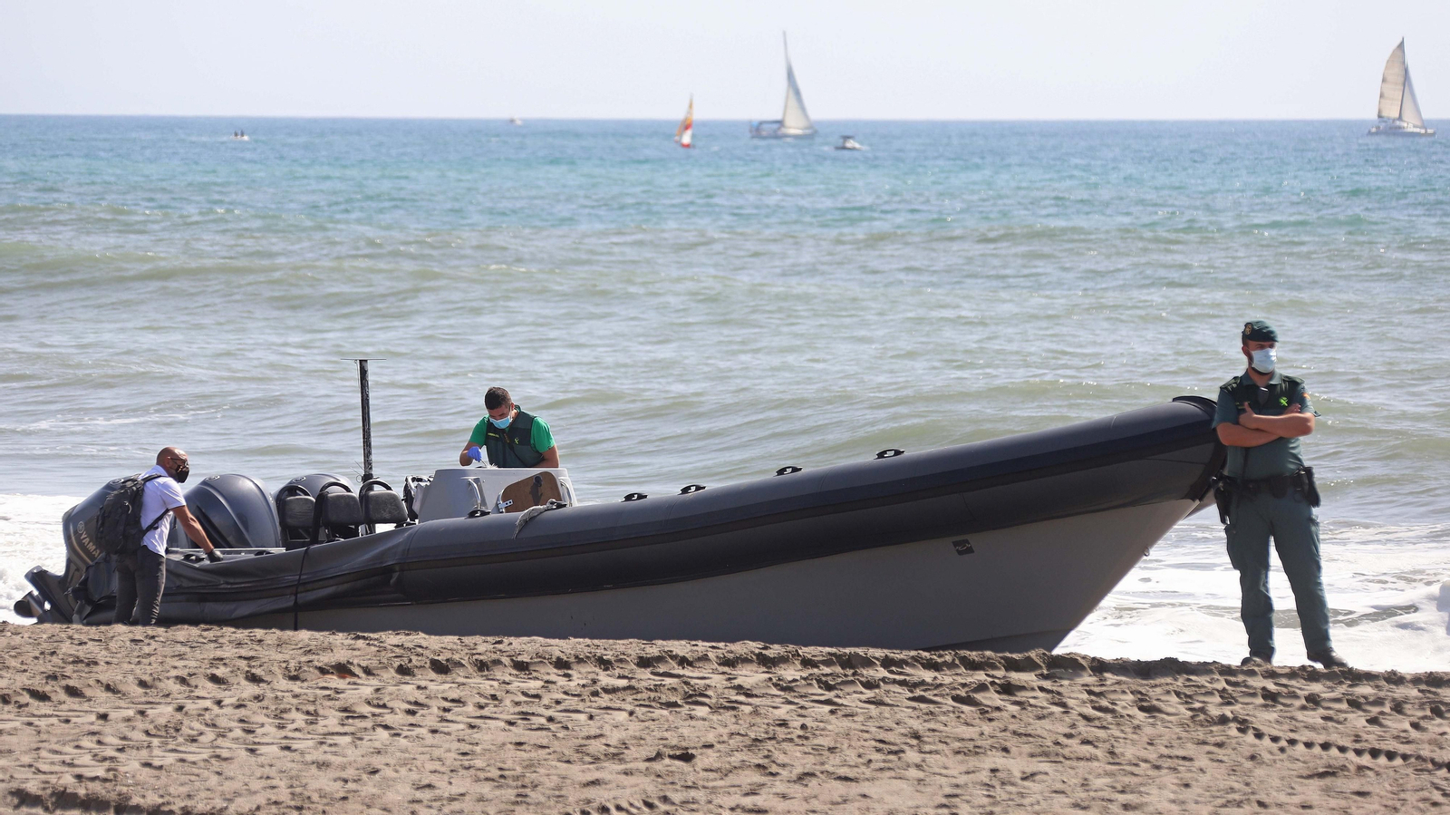 Operativo contra el narcotráfico en la playa de Sotogrande