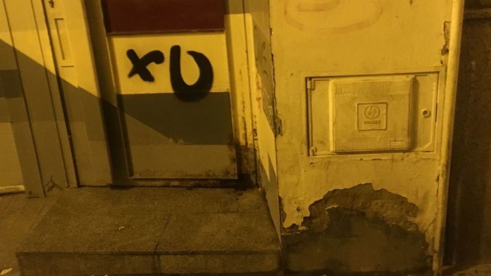 Restos de orines en las fachadas.