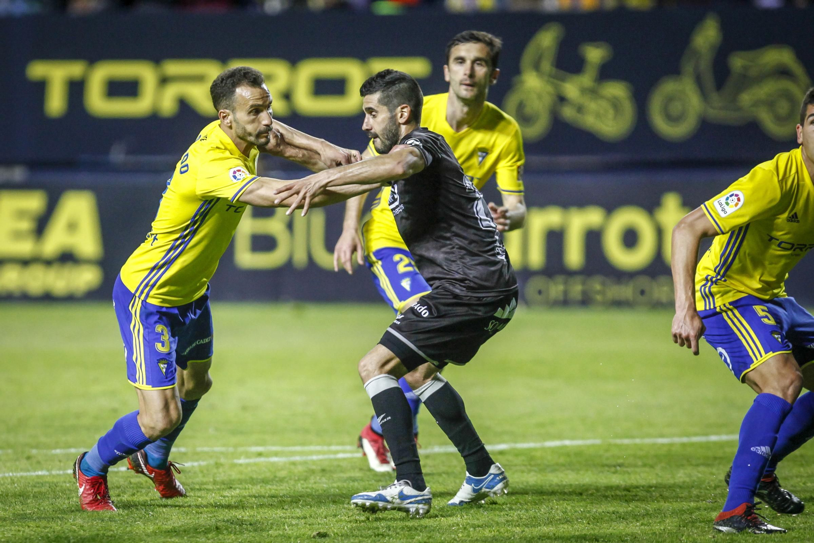 Servando, autor del gol cadista, pelea con un zaguero del Huesca.