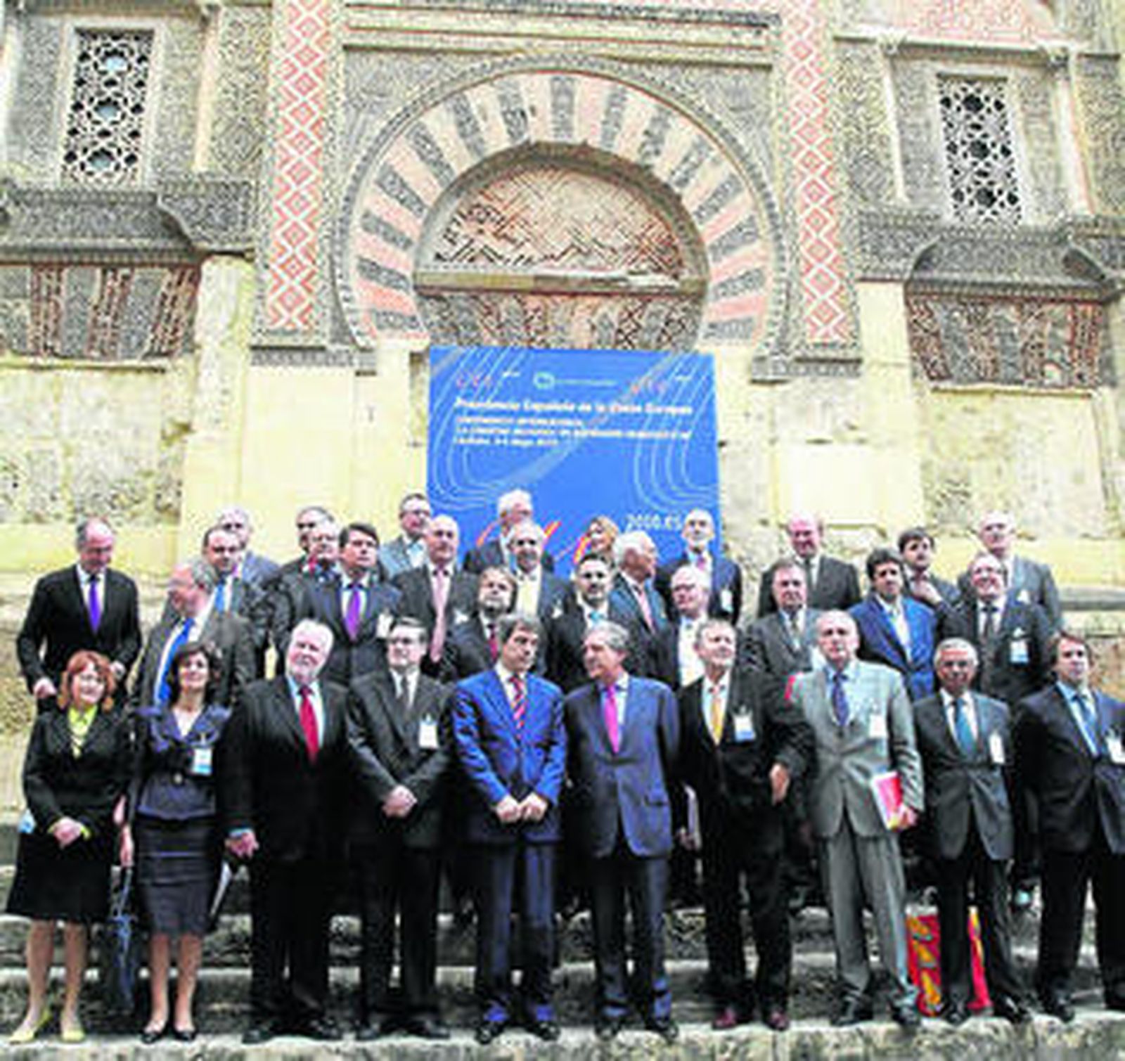 Foto de familia de los representantes religiosos que participan en el encuentro en Córdoba.