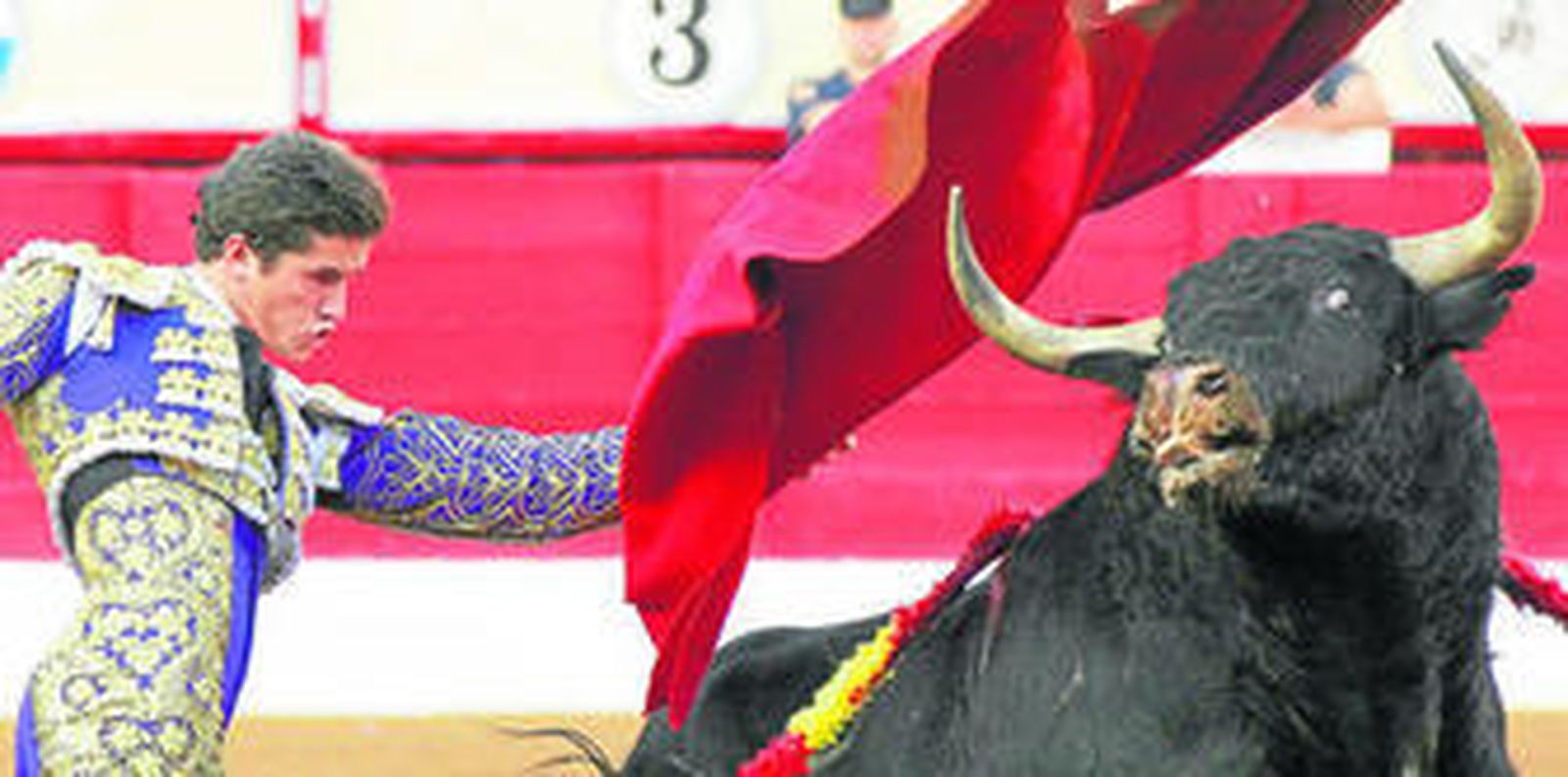 El sevillano Daniel Luque, en un pase de pecho a su segundo toro en la última de Santander.