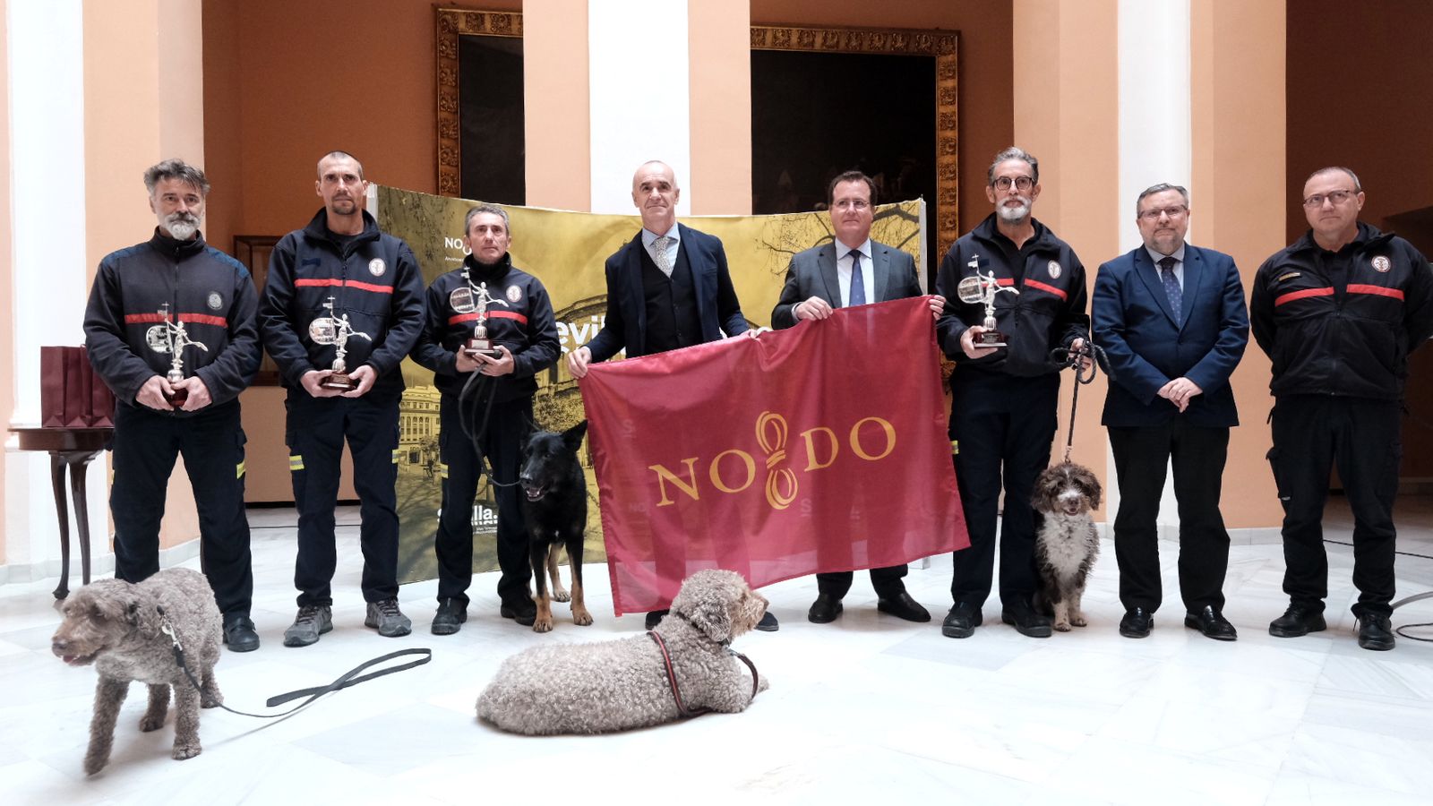 El alcalde, Antonio Muñoz, con los bomberos que han regresado de Turquía.
