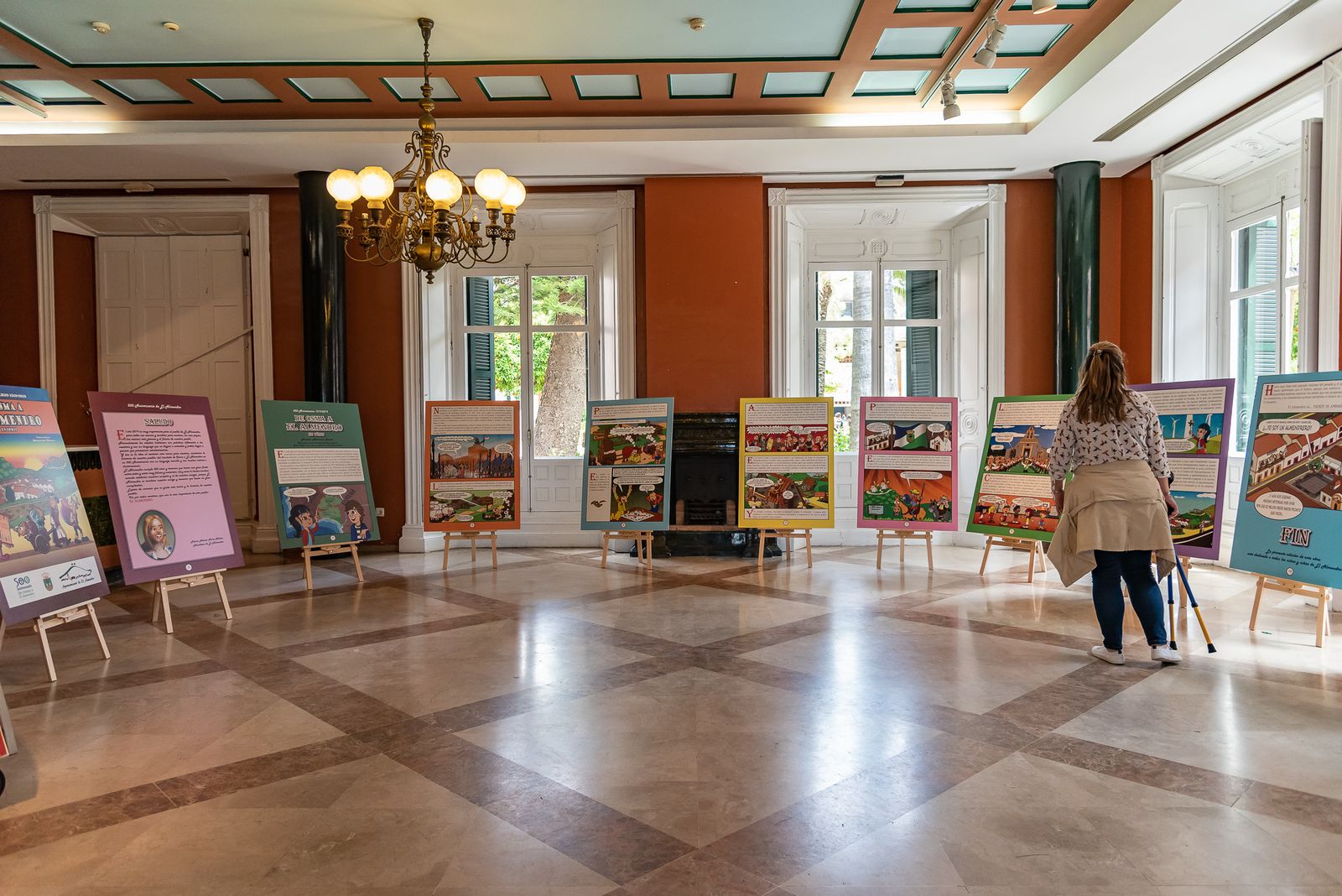 Paneles expuestos en el Salón de las Chimeneas con el cómic creado por los hermanos Macías para El Almendro.