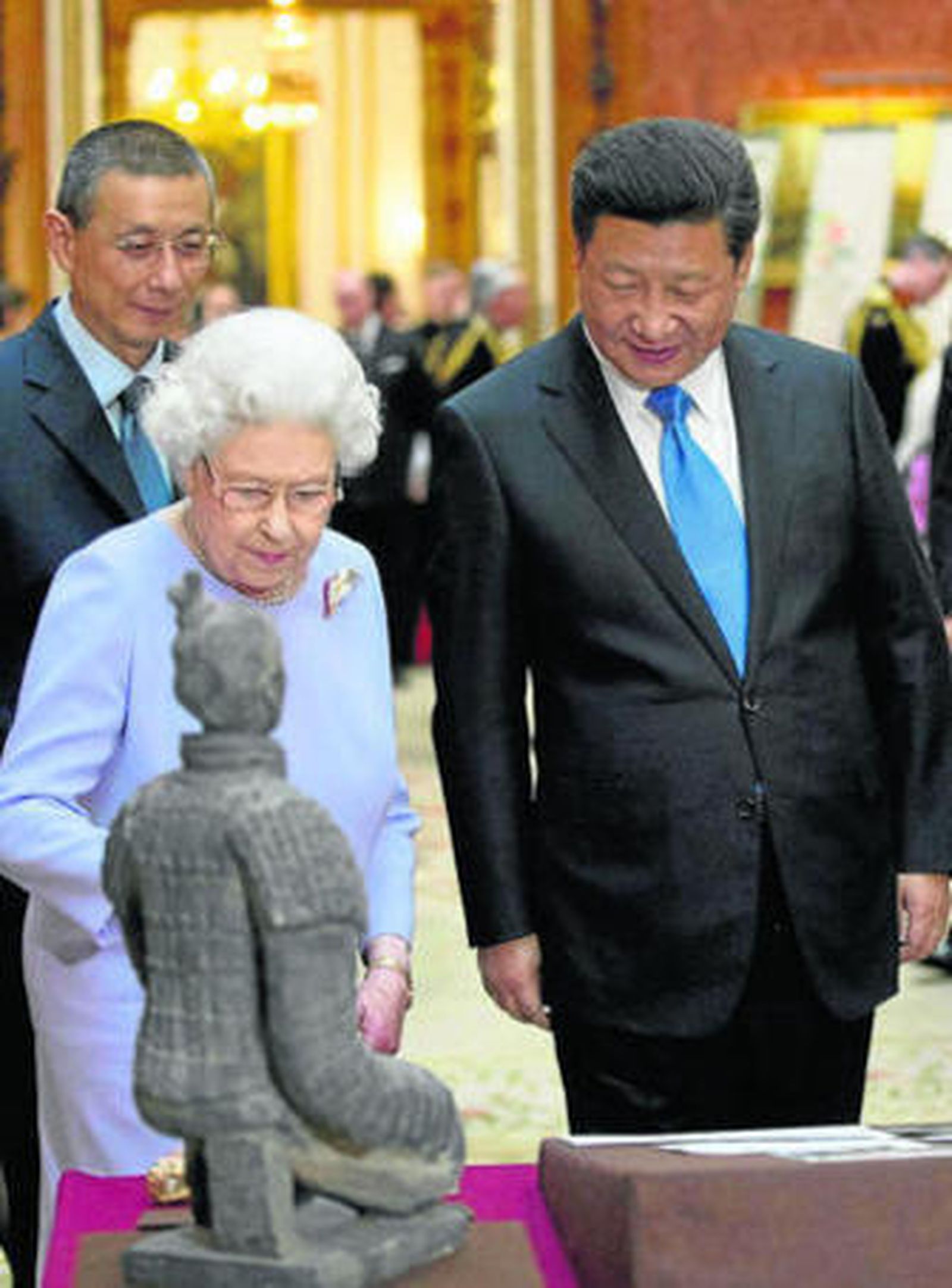 Isabel II y Xi Jinping observan ayer piezas chinas en Buckingham.