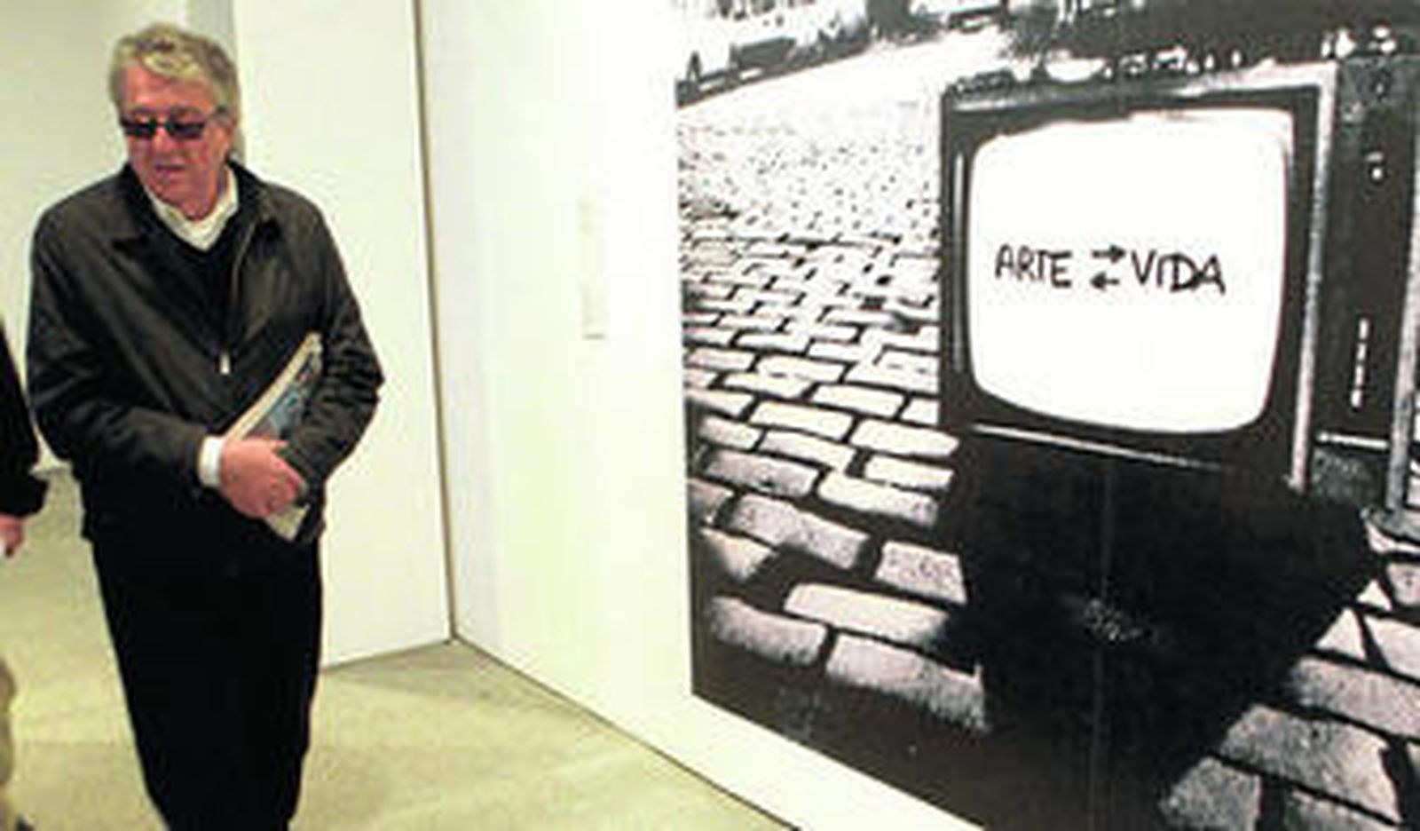 Antonio Muntadas recorre la muestra que alberga el Museo Reina Sofía.