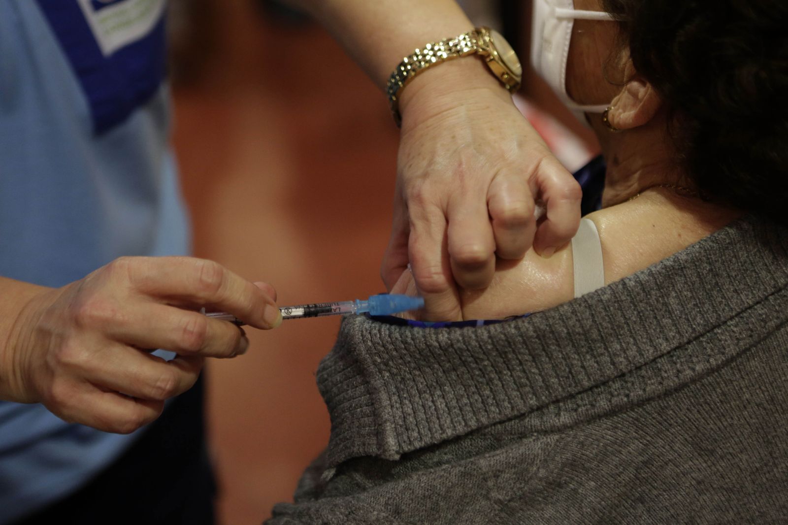 Seis meses dura la inmunidad frente a la Covid de las vacunas de Pfizer y Moderna