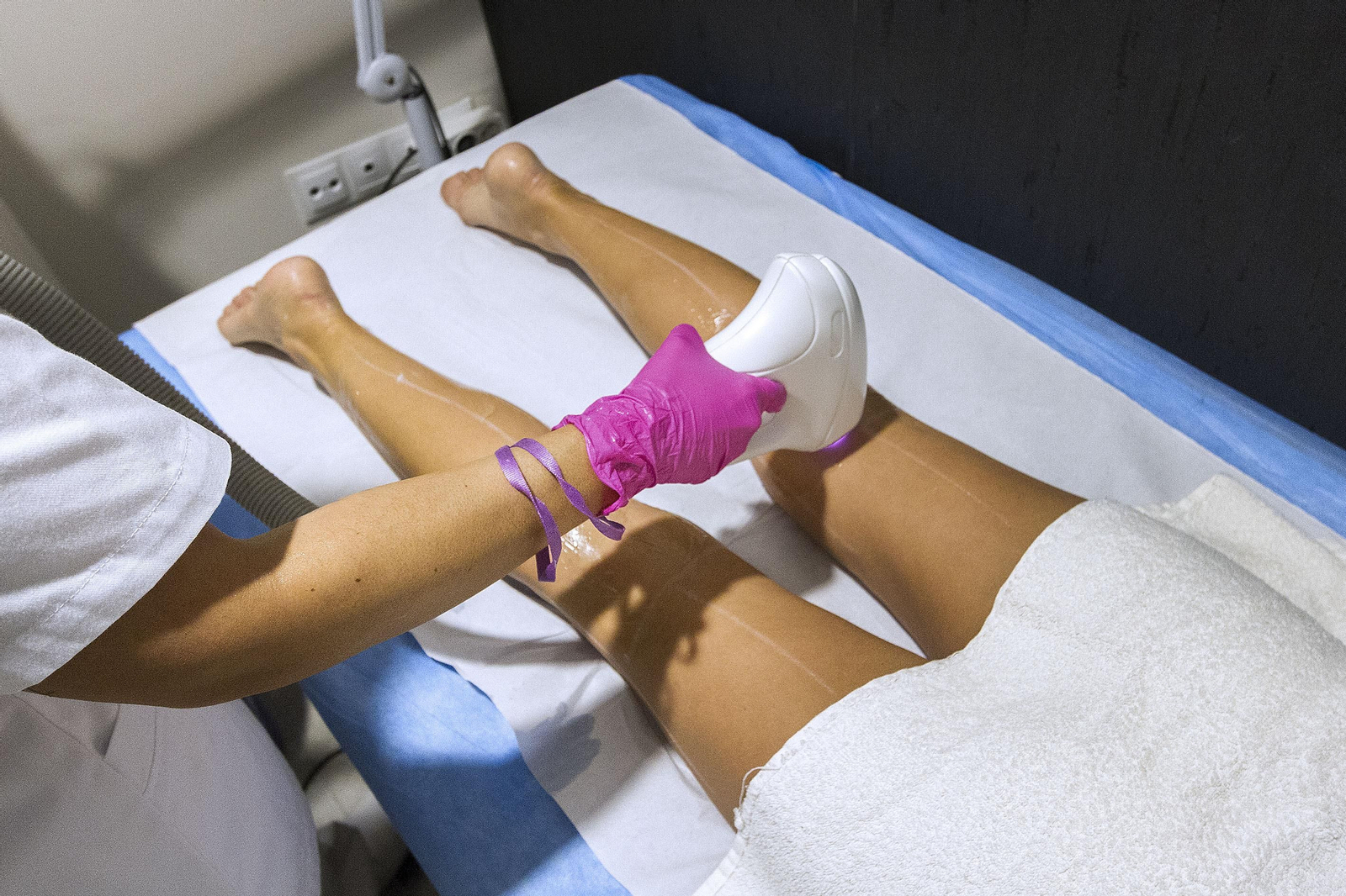 Una cliente se somete a un tratamiento depilatorio.