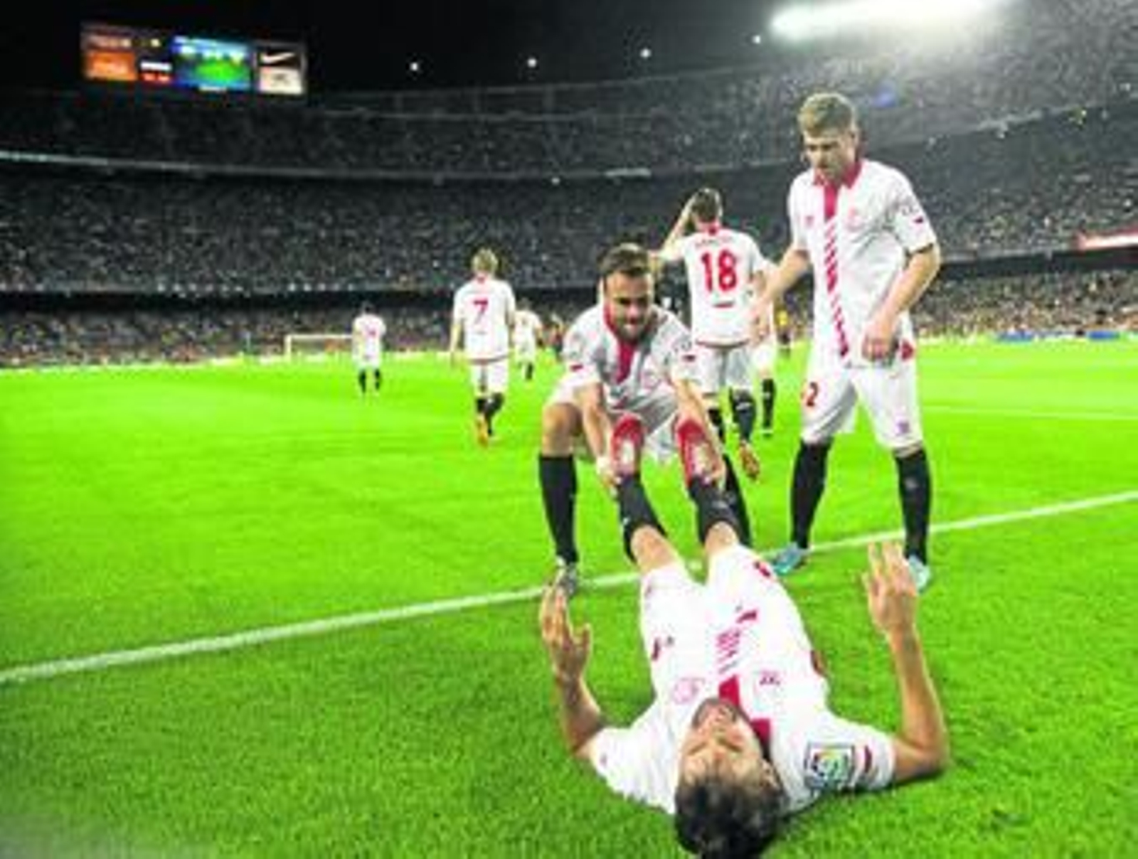 Cala, junto a Alberto Moreno, le tira de los pies a Coke, en el suelo, después de que el lateral anotara el 2-2 a falta de dos minutos del final.