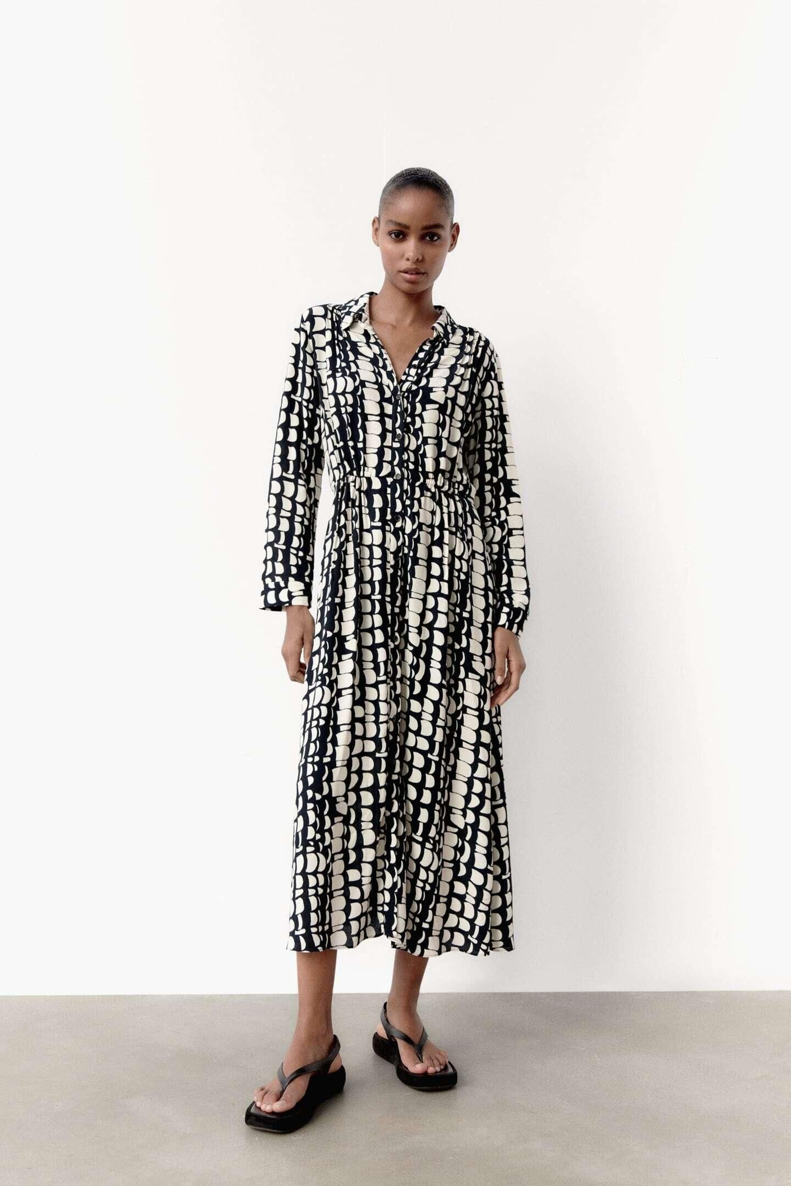 Vestido con estampado negro de Zara.